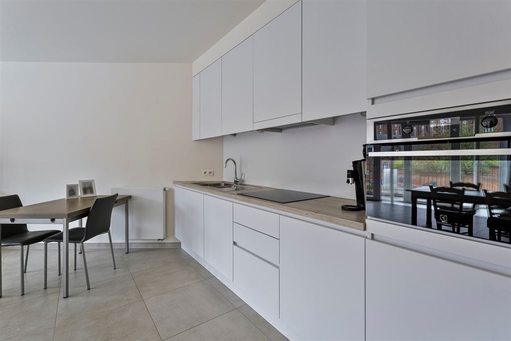 Recent 1-slaapkamer appartement met groot terras foto 9