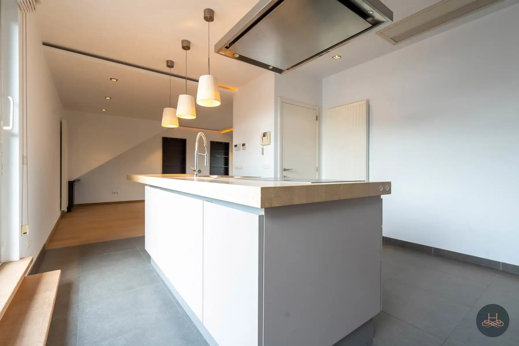 Ruim appartement met grote garage foto 5