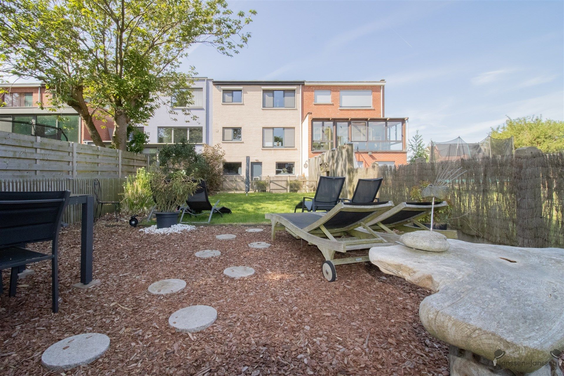 Gerenoveeerde bel-étagewoning met 3 slaapkamers op toplocatie foto {{pictureIndex}}