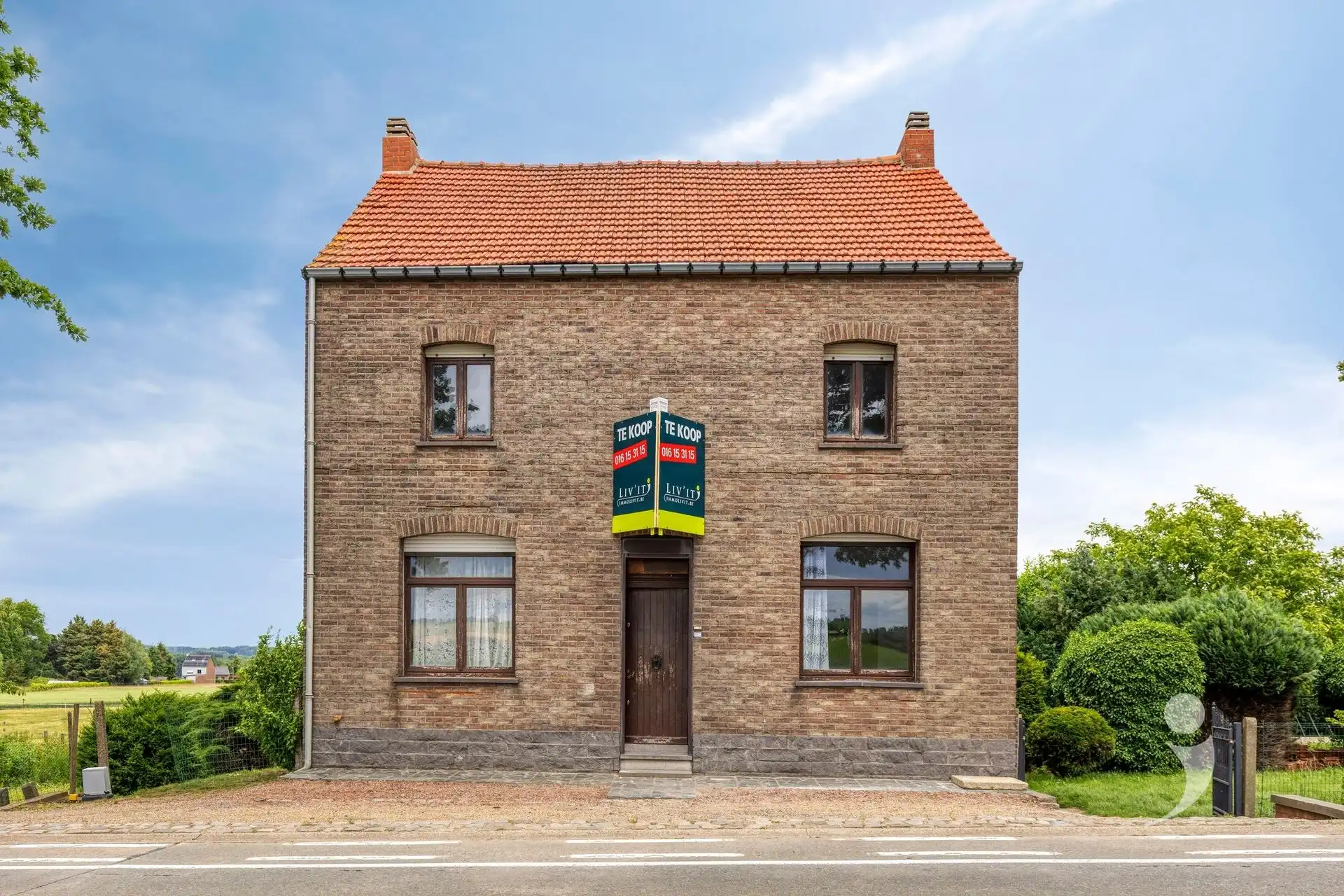 Ruime te renoveren woning met vergezicht foto 2