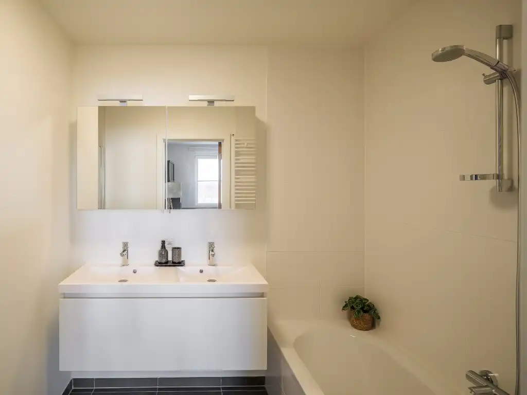 Lichtrijk dakappartement (BJ 2015) met een bijzonder ruim terras foto 9