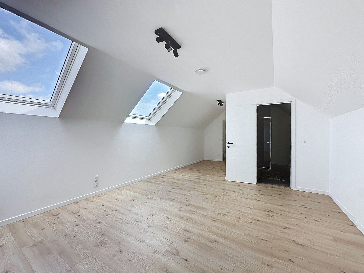 Instapklare vernieuwbouwwoning in het hart van Wezemaal foto 21
