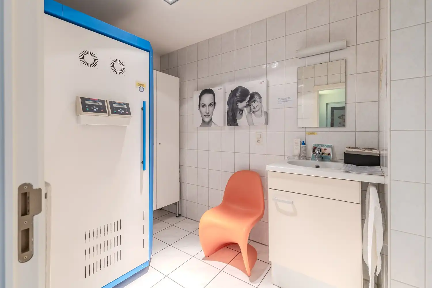Appartement met drie slaapkamers, momenteel ingericht als dokterspraktijk in Maasmechelen. foto 26