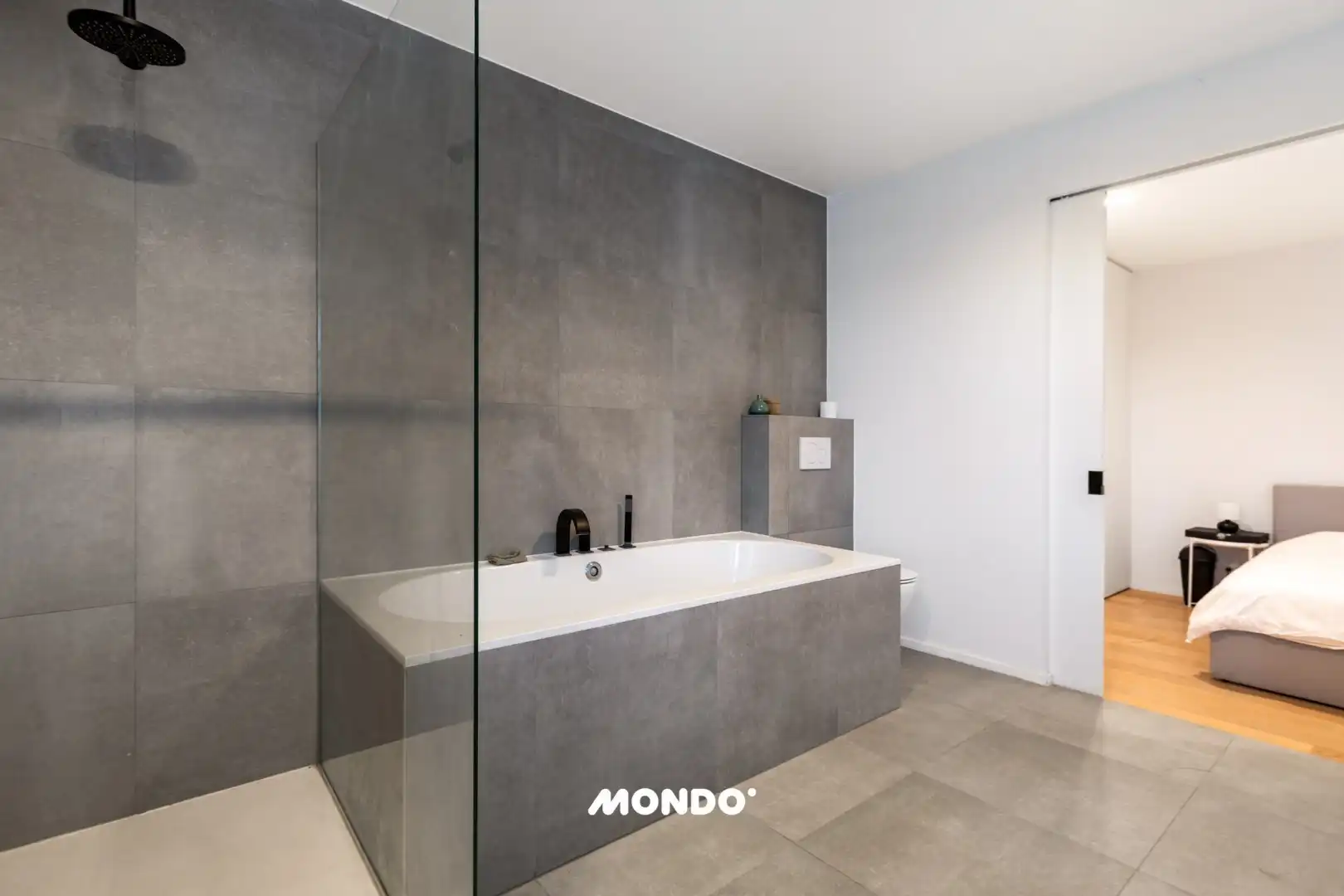 Exclusief  wonen boven de stad: eindeloos panorama en strak design. foto 15