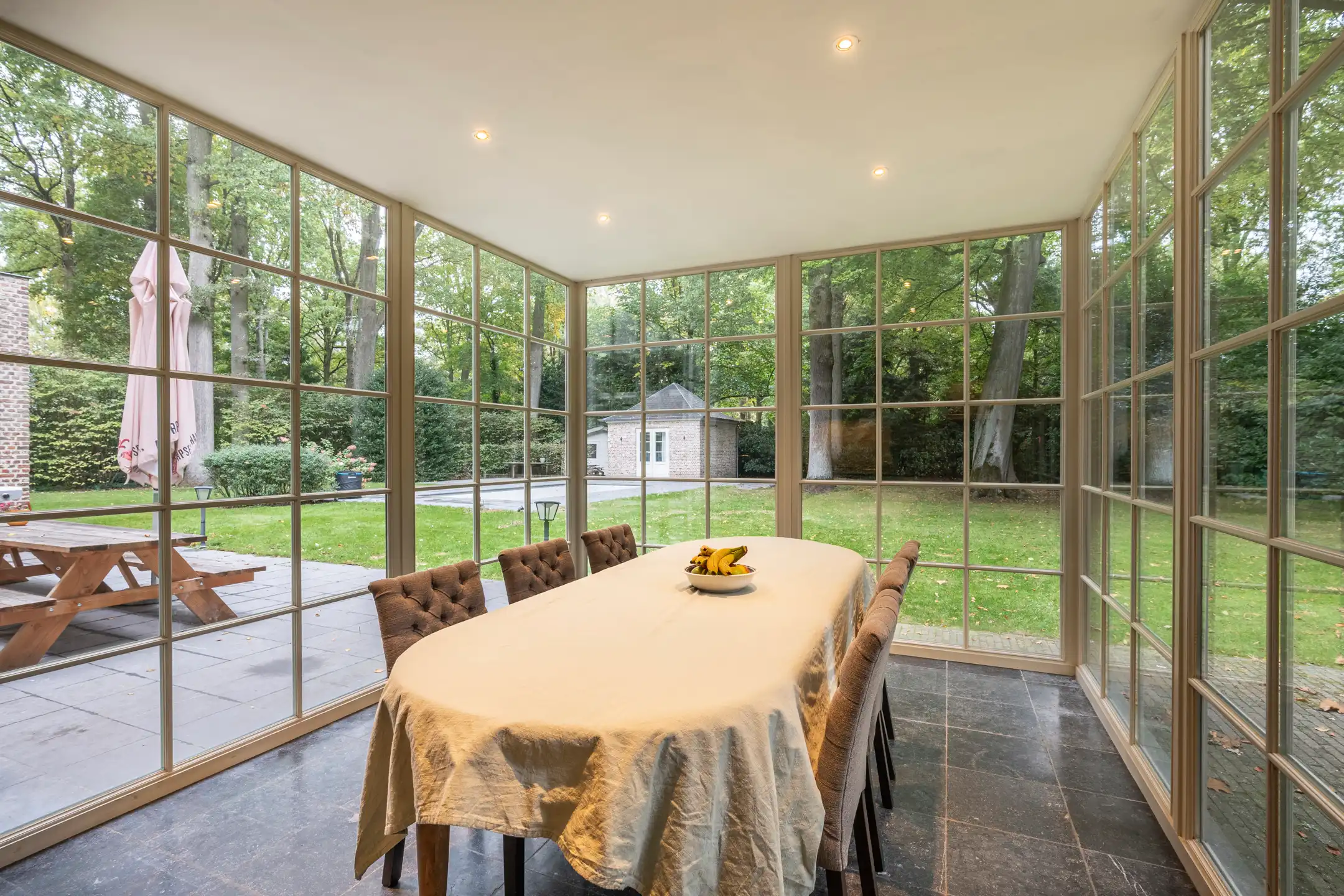 Ruime "manoir villa" gelegen in het gegeerde Hertebos te 's Gravenwezel. foto 10