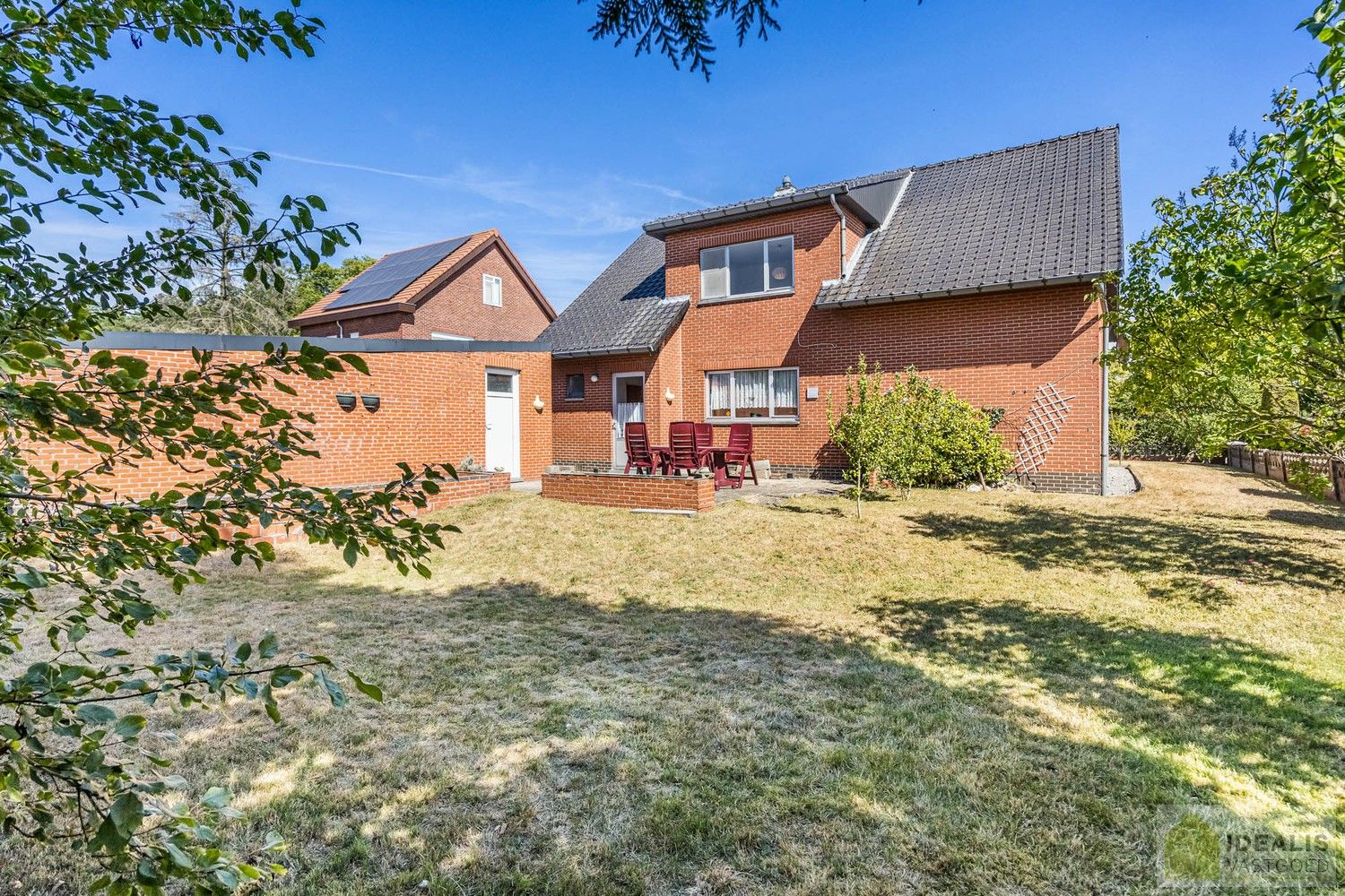 RUSTIG GELEGEN OP TE KNAPPEN EENGEZINSWONING MET 3 SLAAPKAMERS! - De woning omvat maar liefst 166m² bewoonbare oppervlakte met ruime woonkamer, keuken, 3 slaapkamers, badkamer, garage. De woning is rustig gelegen op een perceel met een opp. van 6a 21ca. foto 25