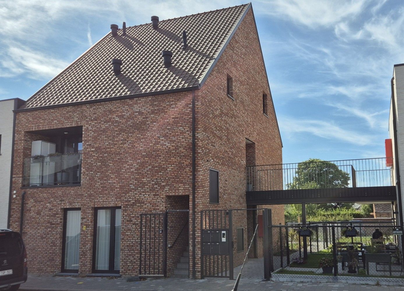 Stijlvol gelijkvloers nieuwbouwappartement met 2 autostaanplaatsen en kelder foto {{pictureIndex}}
