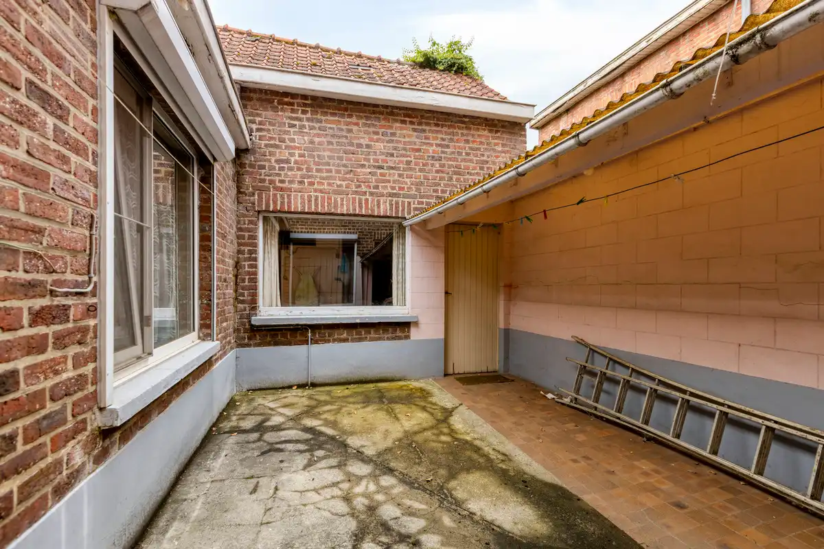 Te renoveren rijwoning in hartje Bilzen foto 24
