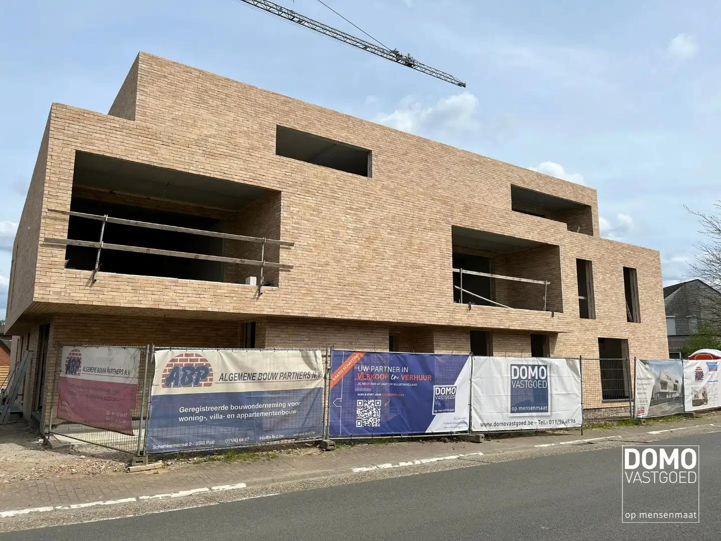MODERN EN ENERGIEZUINIG NIEUWBOUWAPPARTEMENT MET 1 SLAAPKAMER, TERRAS EN AUTOSTANDPLAATS TE HAM CENTRUM foto {{pictureIndex}}
