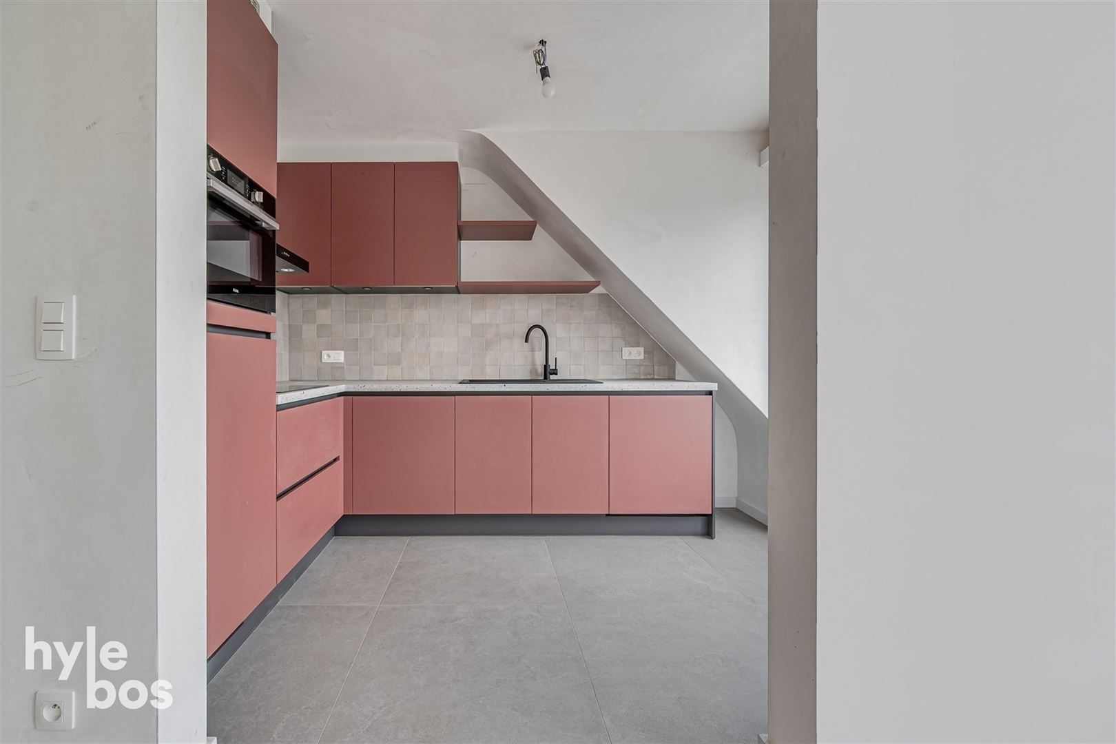 Gerenoveerd appartement met garage in gezellige woonwijk foto 3