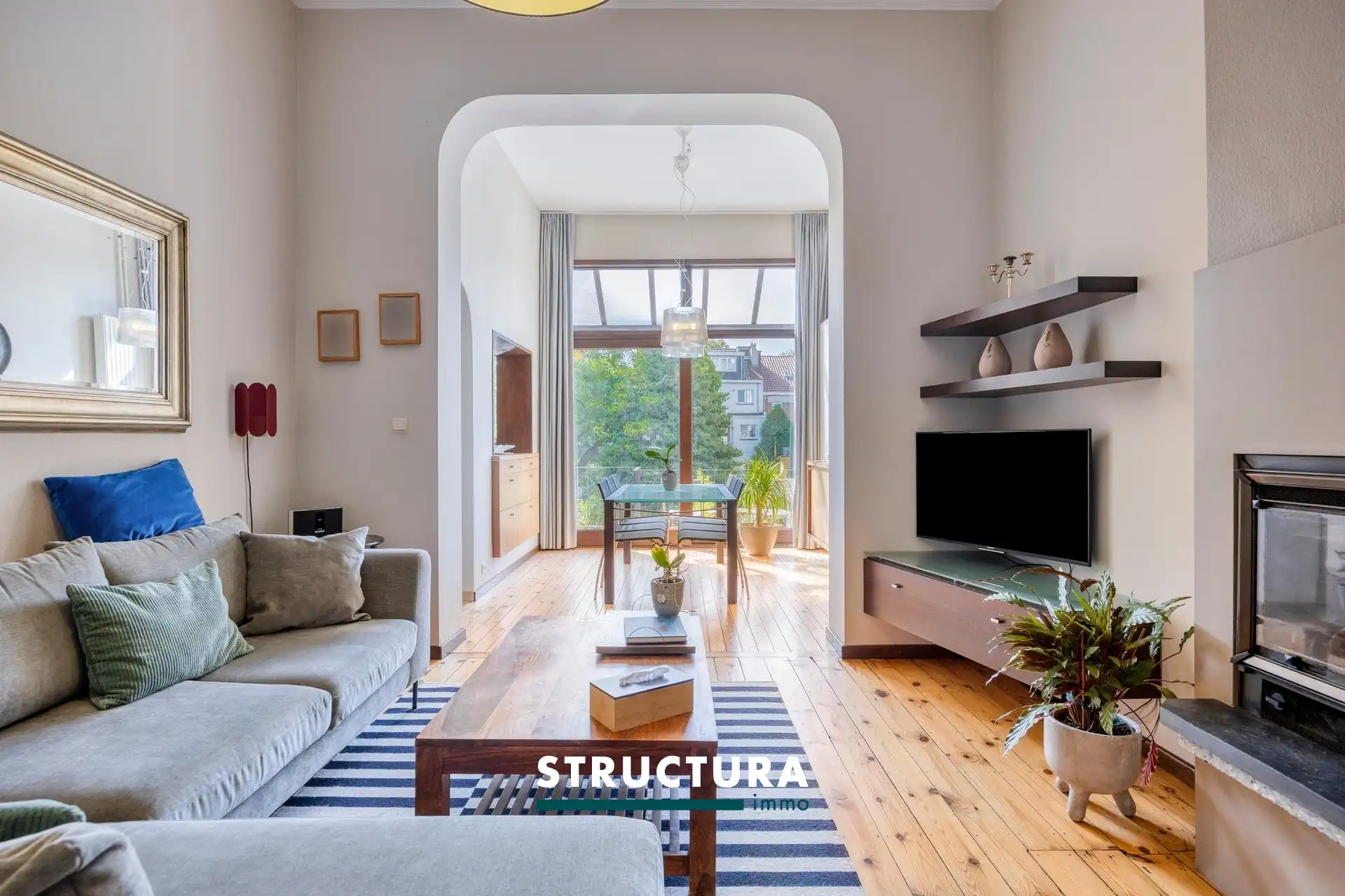 Ruime en lichtrijke woning met een aangename zuidgerichte tuin. foto 2