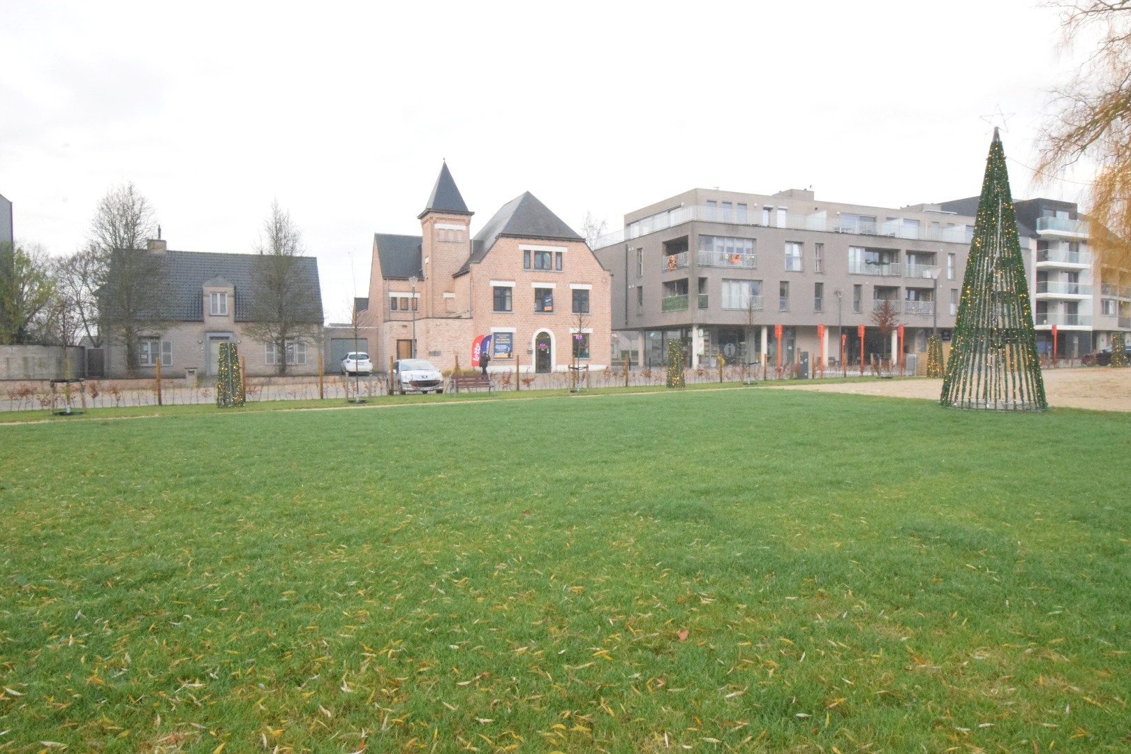 TE HUUR: Tweeslaapkamer-appartement met private berging op de Markt in Houthulst foto 8