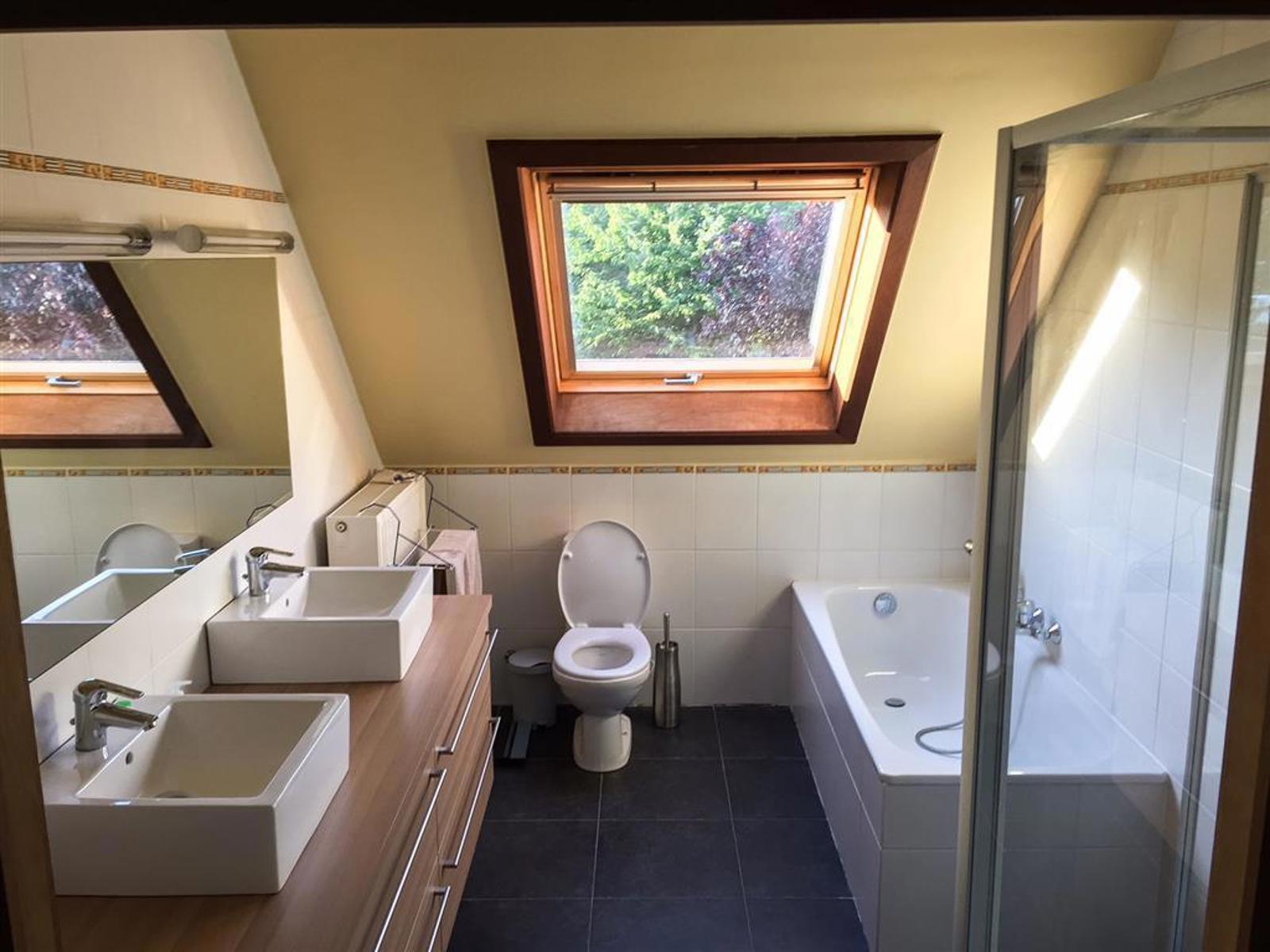 Halfopen bebouwing met 4 slaapkamers, garage en tuin foto 8