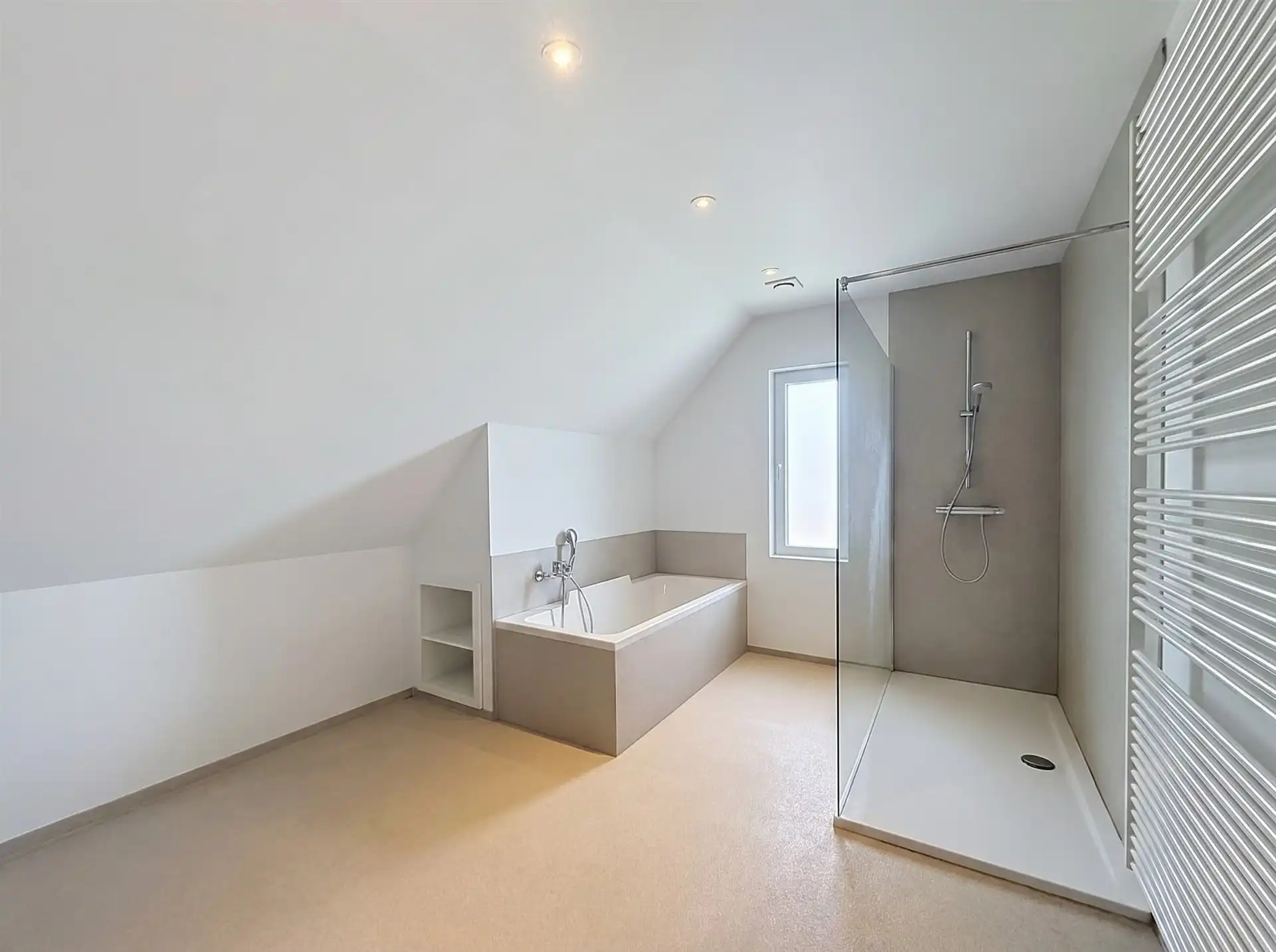 3 slaapkamer appartement met ruim terras en 2 autostaanplaatsen foto 11