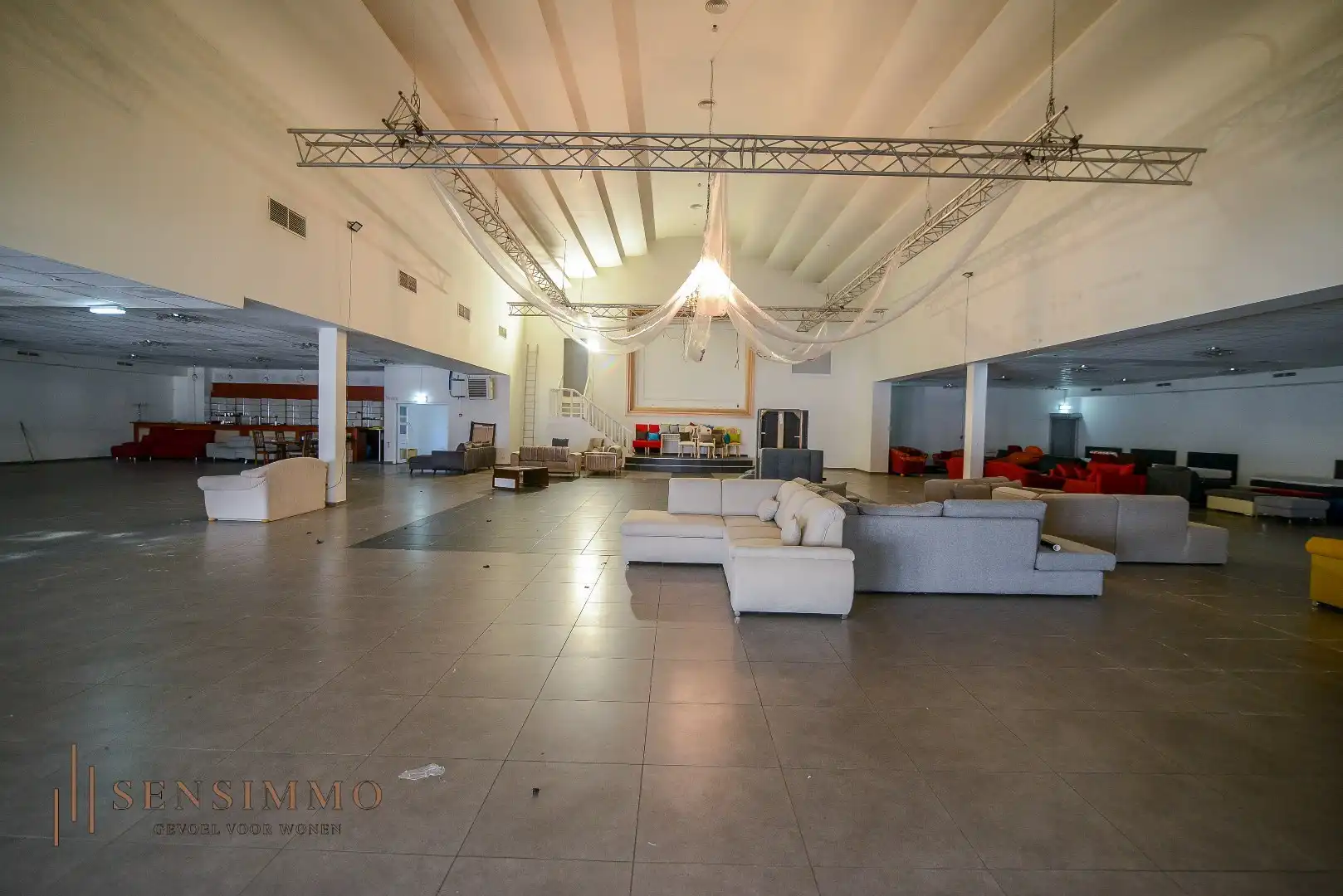 Gigantisch handelsruimte van 1.457 m² in het centrum van Maasmechelen! foto 6