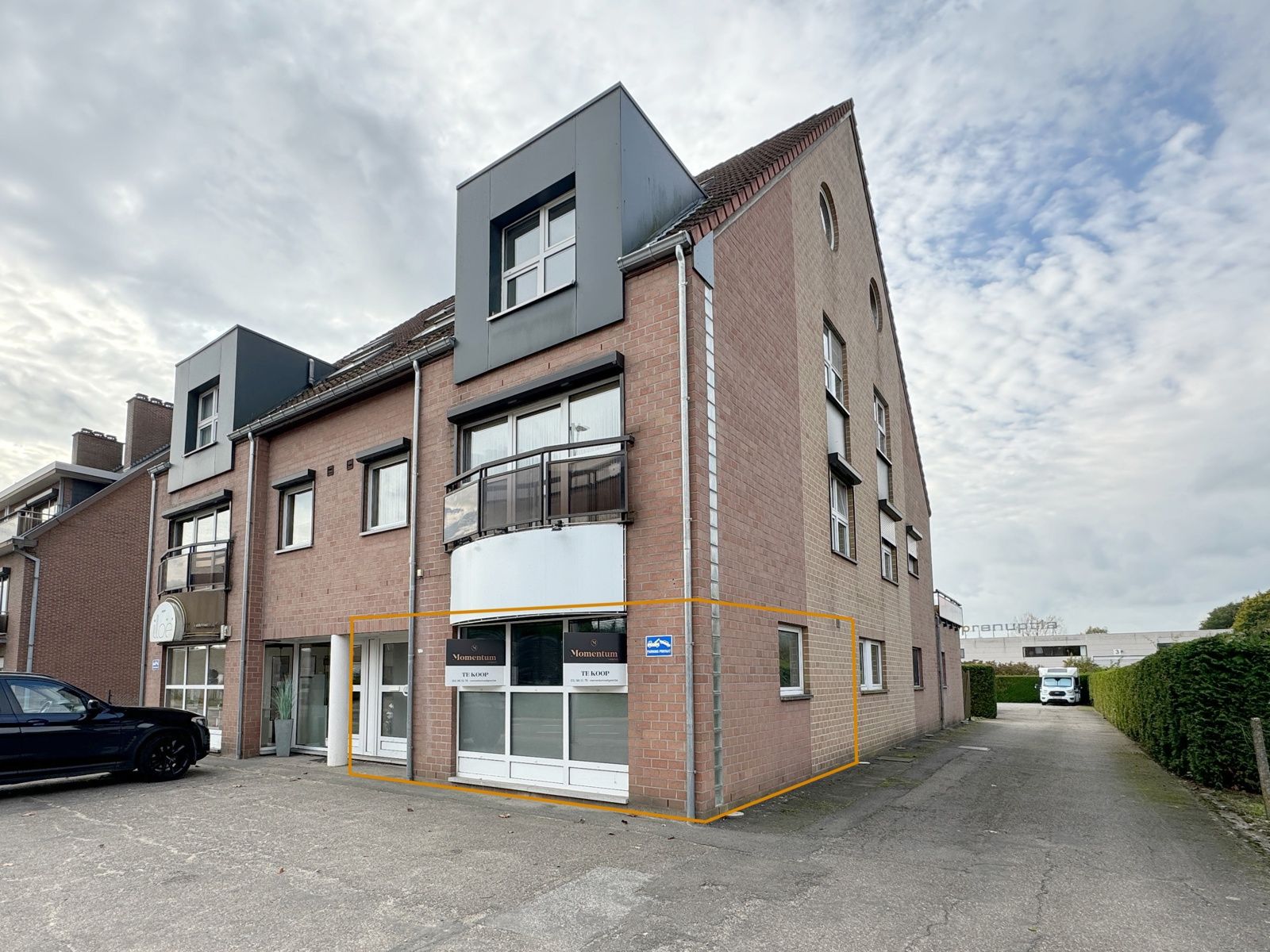 TE HUUR: GELIJKVLOERSE HANDELSRUIMTE / KANTOOR VAN CA. 40M2 MET KELDERBERGING TE GENK (BOKSBERG) foto 2