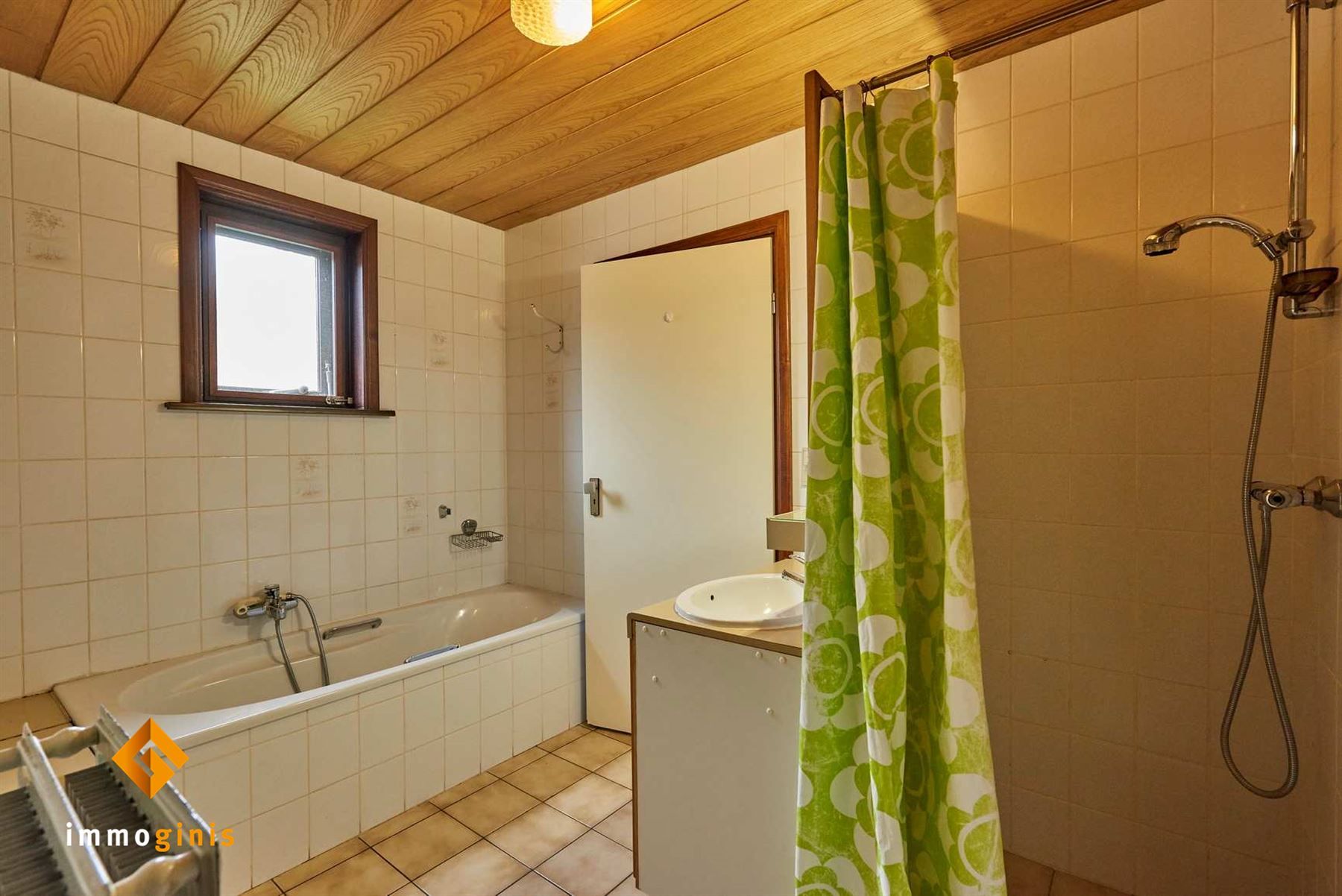 Verrassend ruime, op te frissen woning met 3 slaapkamers op perceel van 6a57ca. foto 7