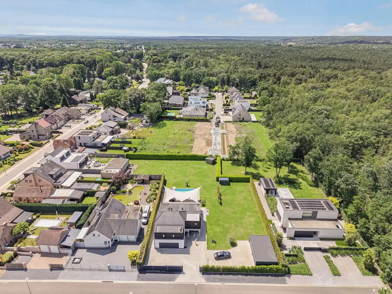 Exclusieve recente villa met verwarmd zwembad, vier garages en inclusief bouwgrond van 10a in een groene omgeving foto 38