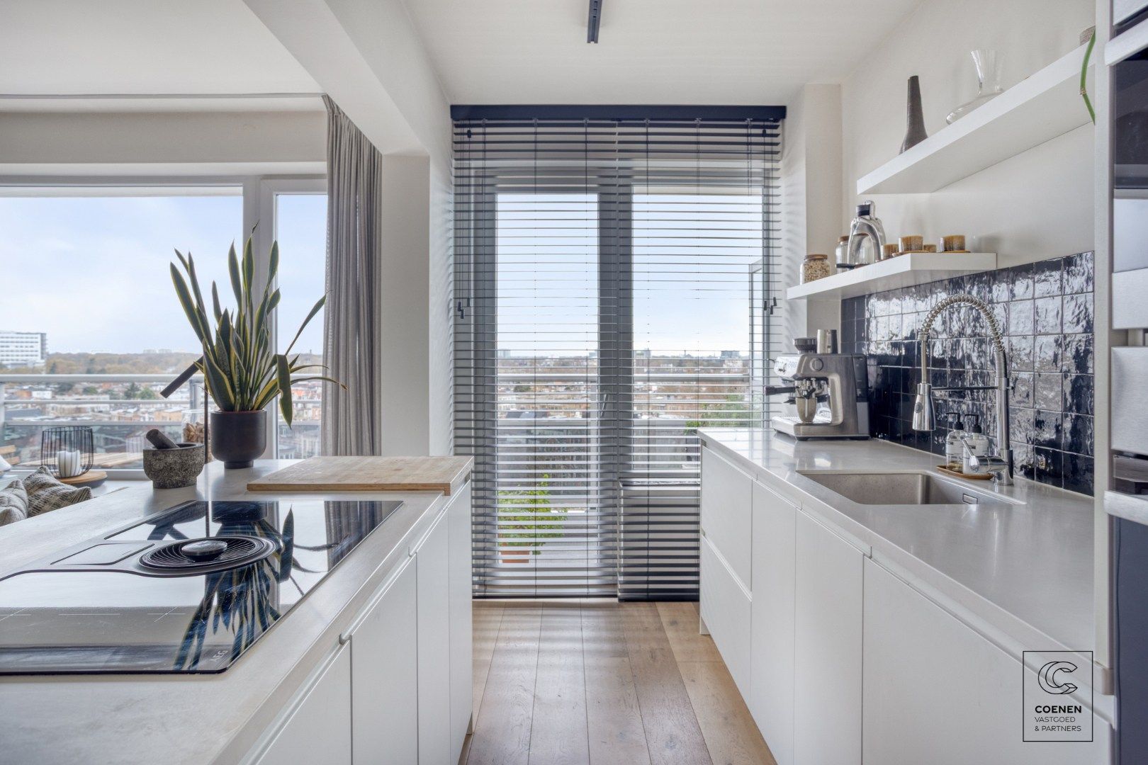 Stijlvol gerenoveerd appartement met 2 slaapkamers & zonnig terras op toplocatie te Berchem foto 7