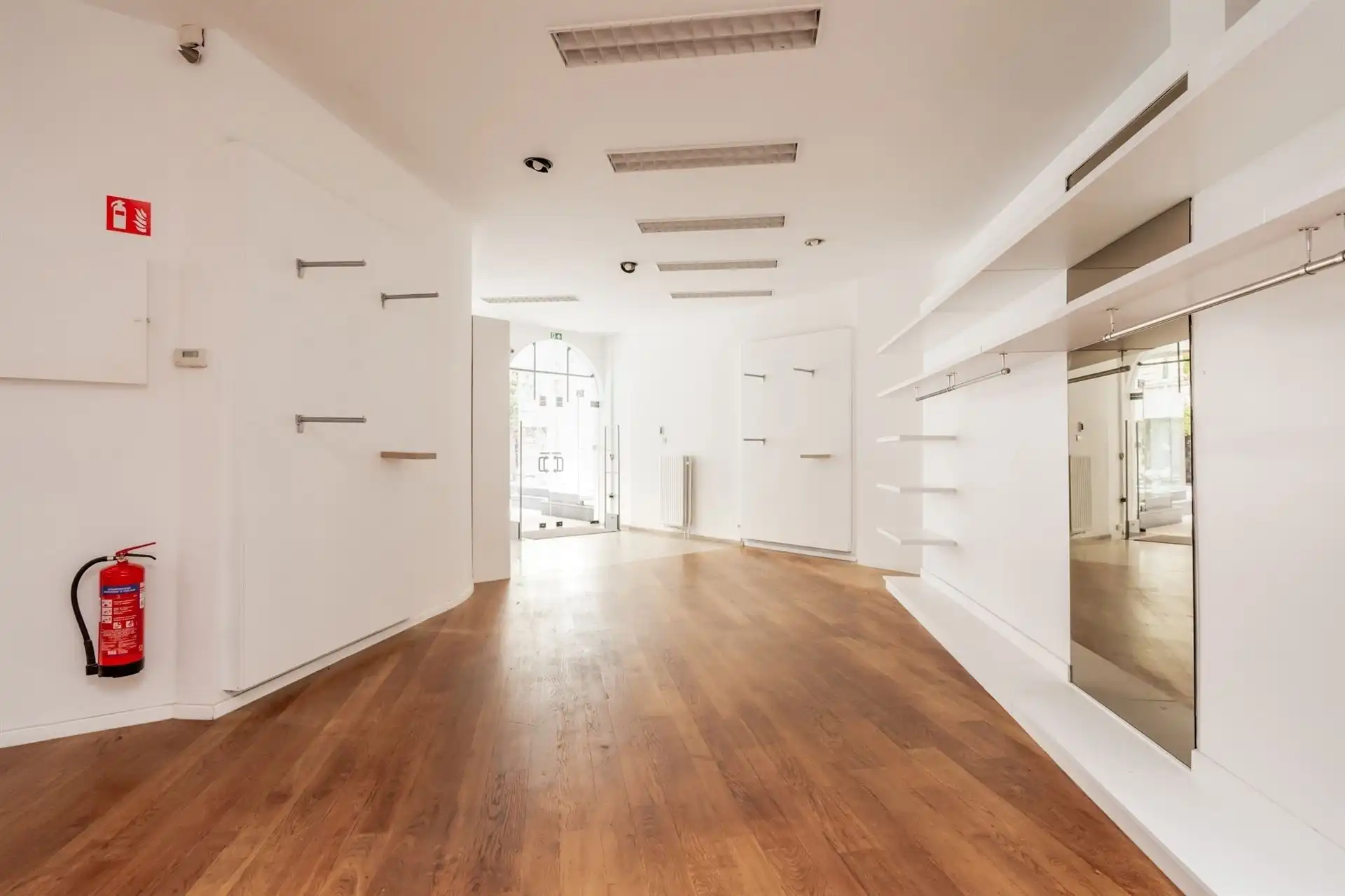 Commercieel gelijkvloers met ondergrondse parking en kelders  foto 6