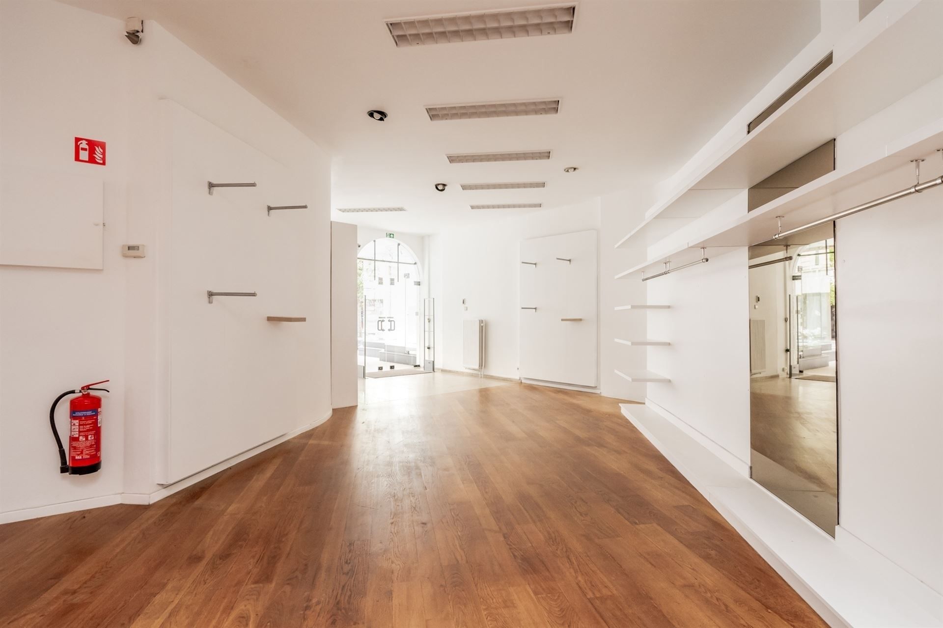 Commercieel gelijkvloers met ondergrondse parking en kelders  foto 6