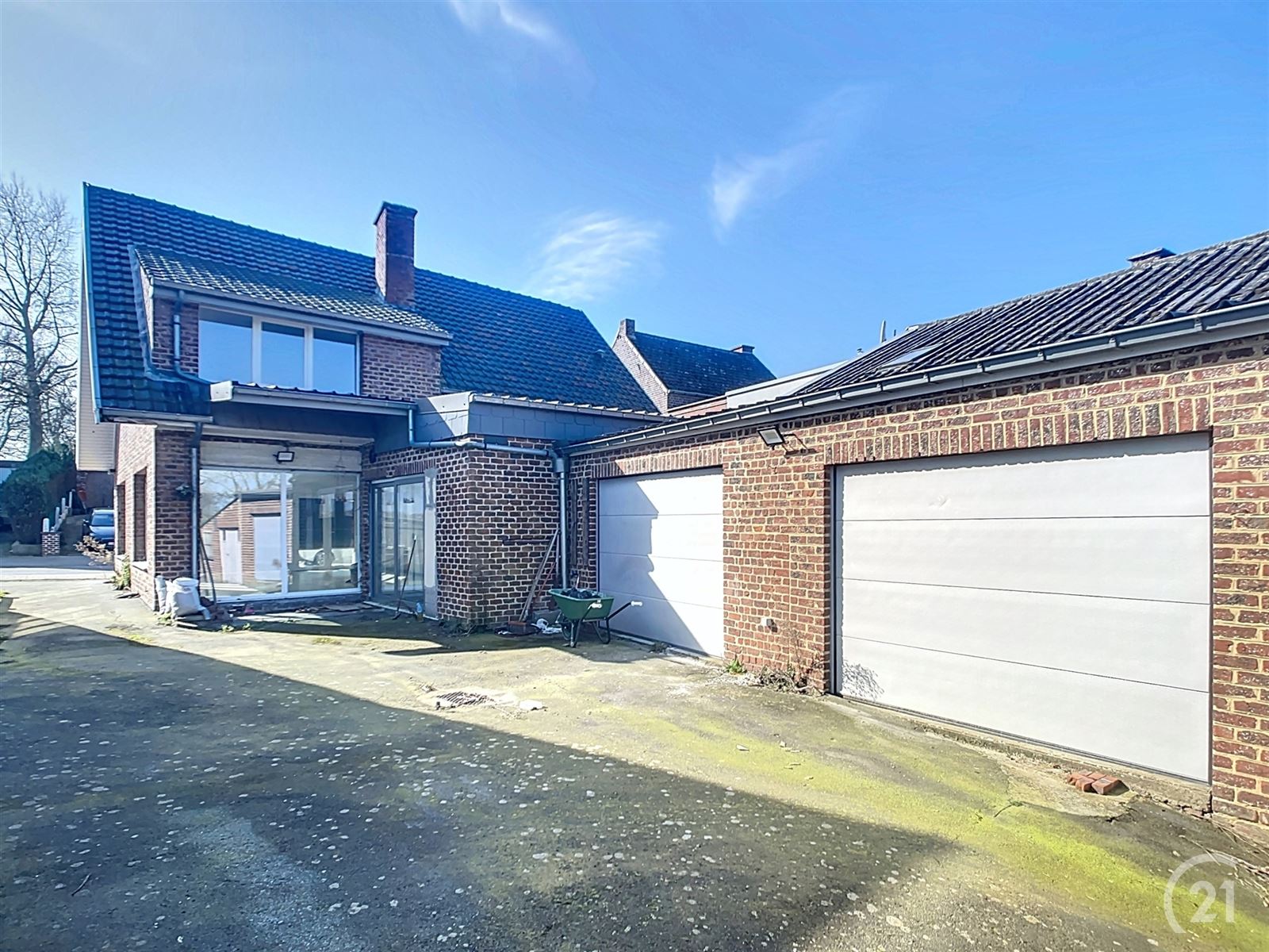 Gezinswoning met tuin en 2 garages op 12are05 foto {{pictureIndex}}