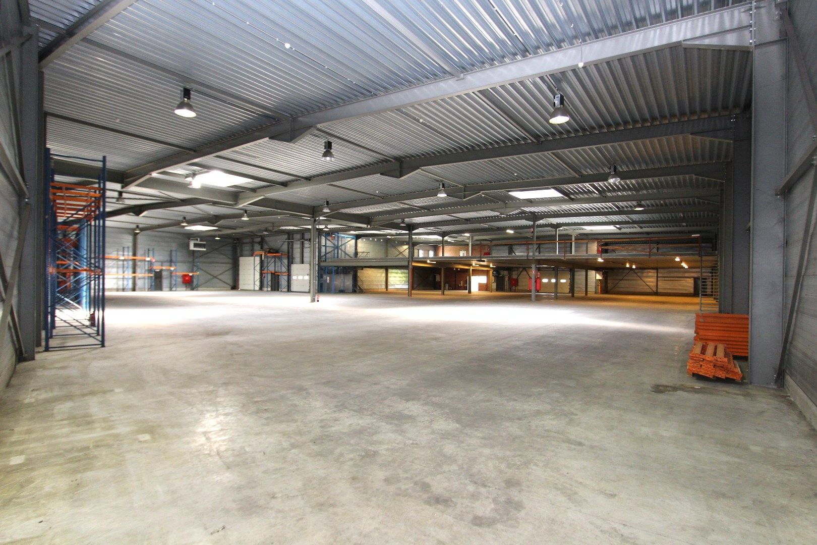 Magazijn (2.400m²) met bureel en appartement te Tongeren foto 8