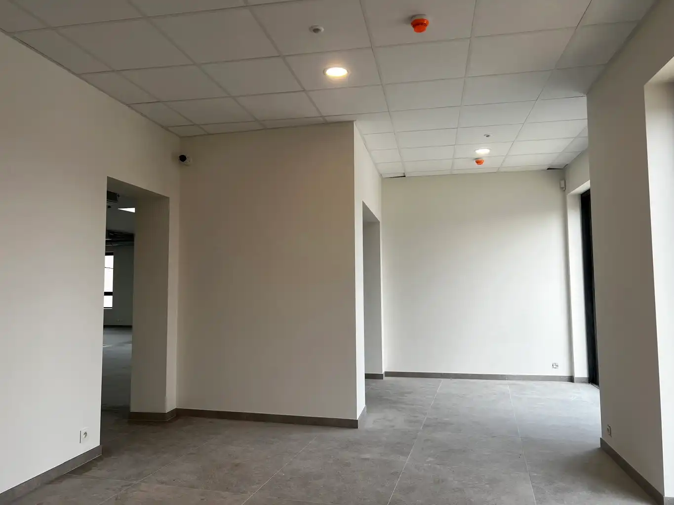 Kantoor met polyvalente ruimte, 4 burelen, vergaderzaal foto 2