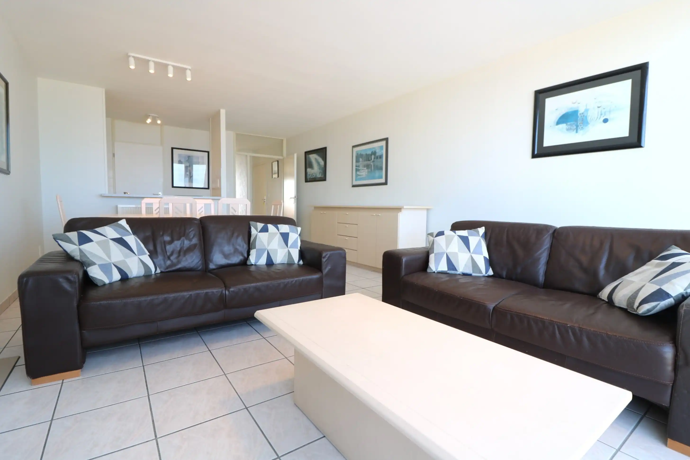 Instapklaar appartement met 2 zeer grote slaapkamers en prachtig frontaal zeezicht foto 2