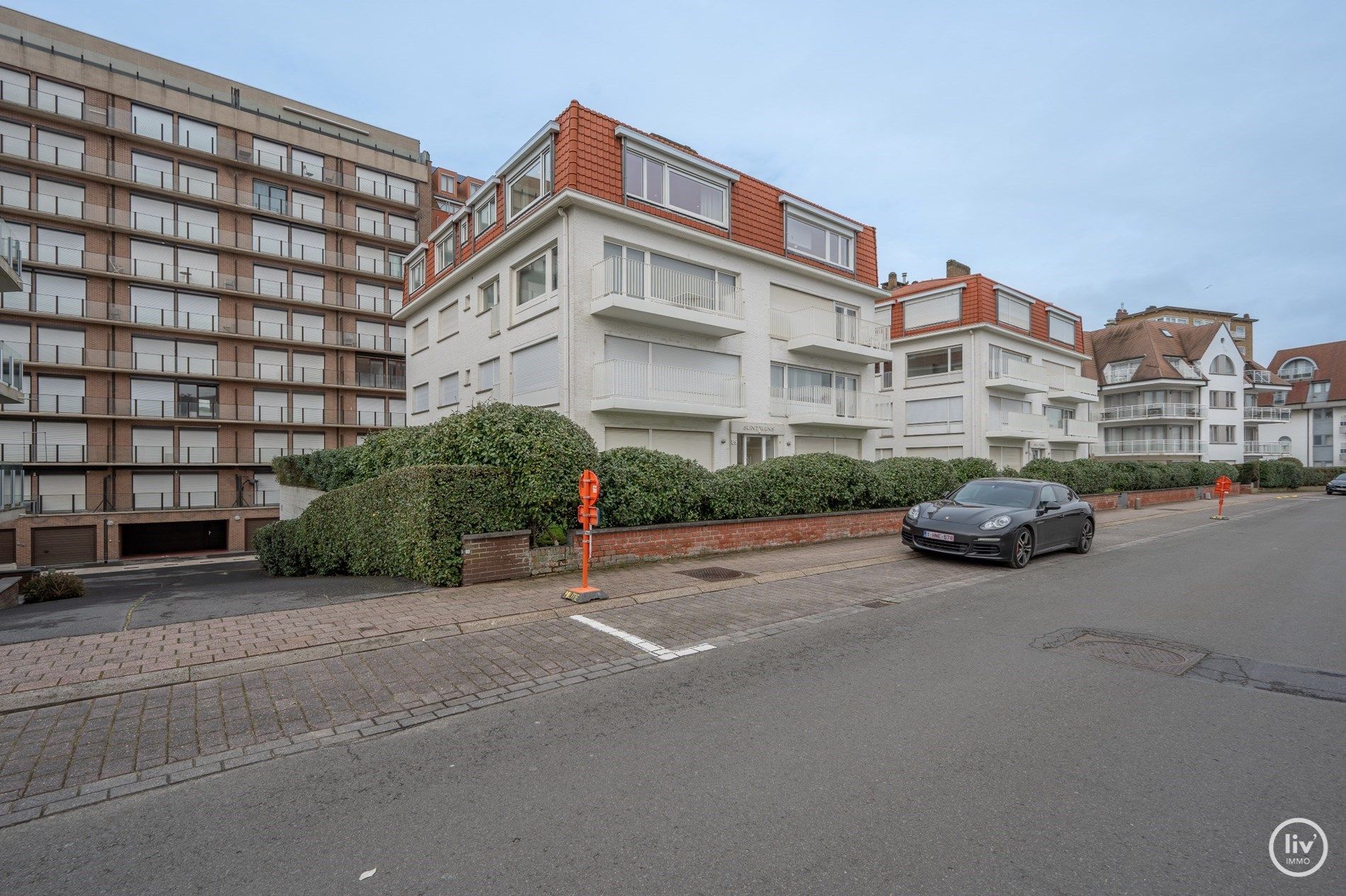 Uitzonderlijk gerenoveerd en gemeubeld ruim en lichtrijk HOEKappartement.  foto 34