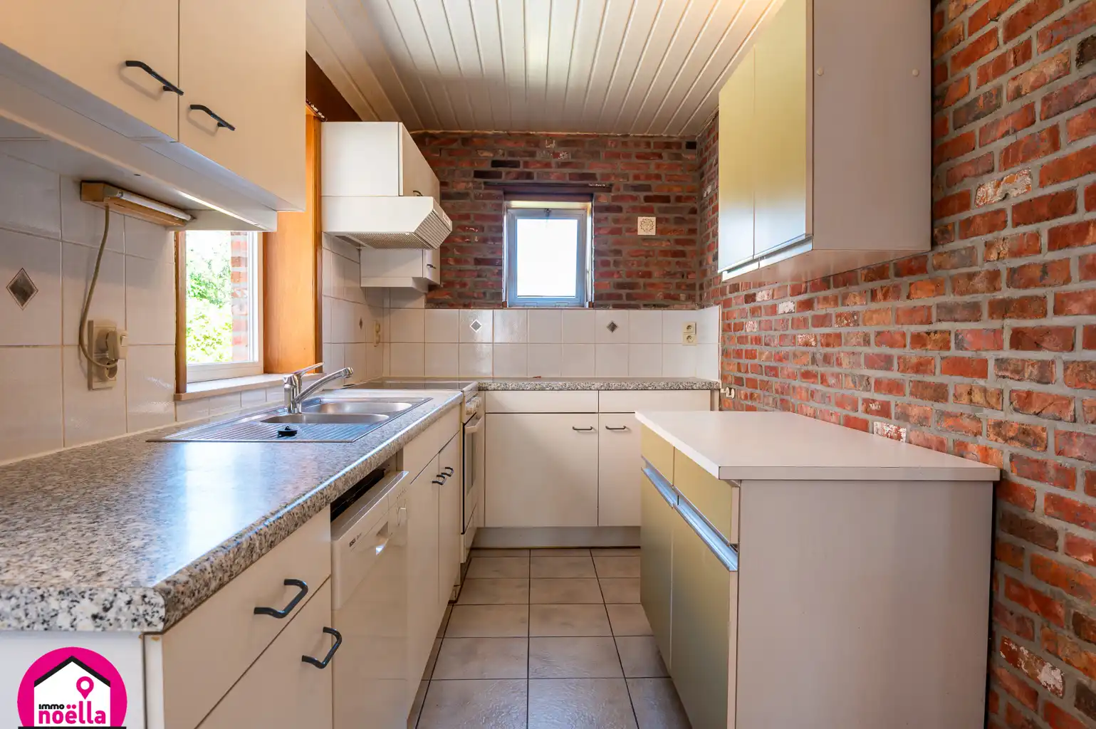 Te koop: te renoveren rijwoning op toplocatie foto 2