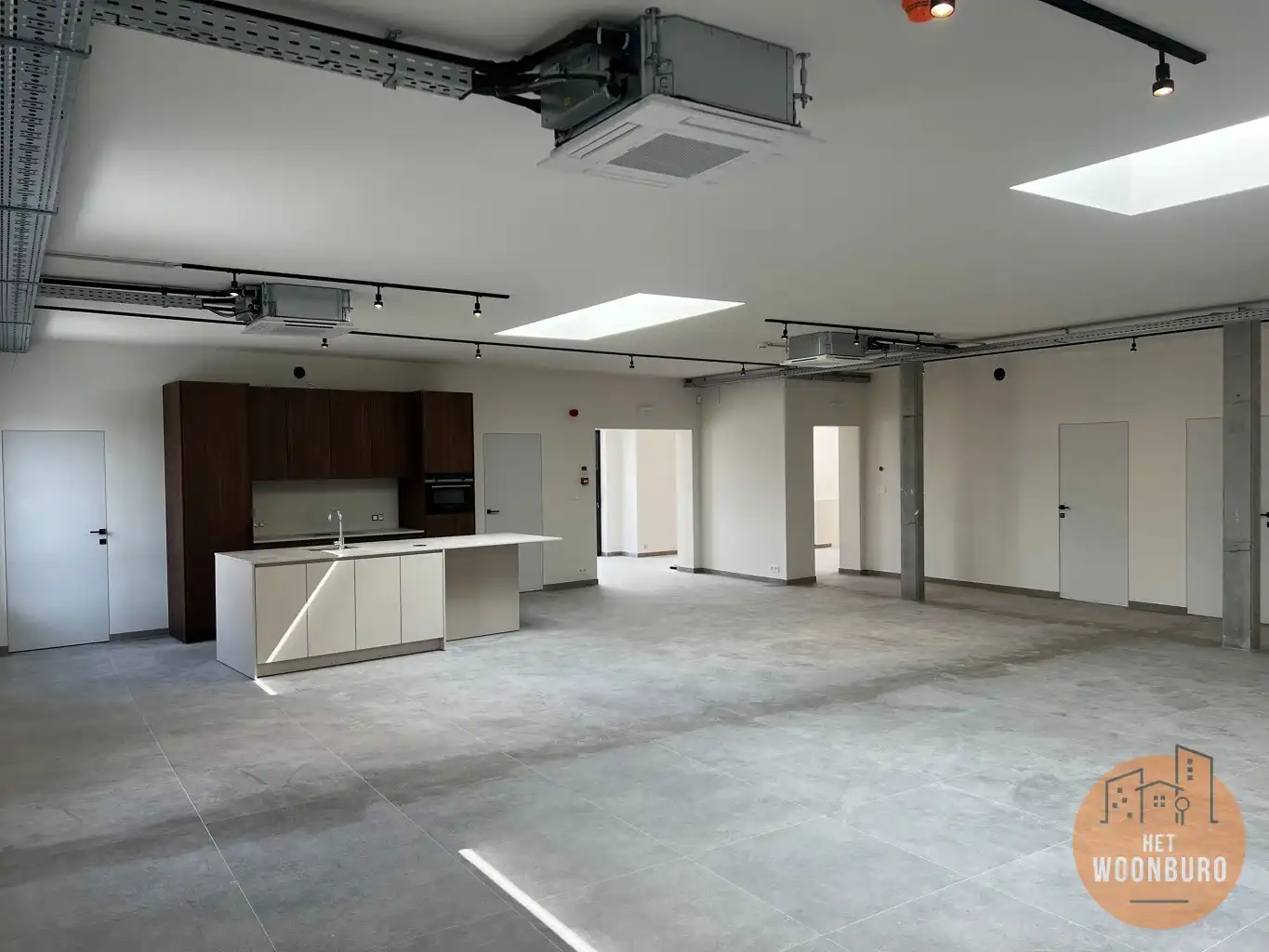Kantoor met polyvalente ruimte, 4 burelen, vergaderzaal foto 9