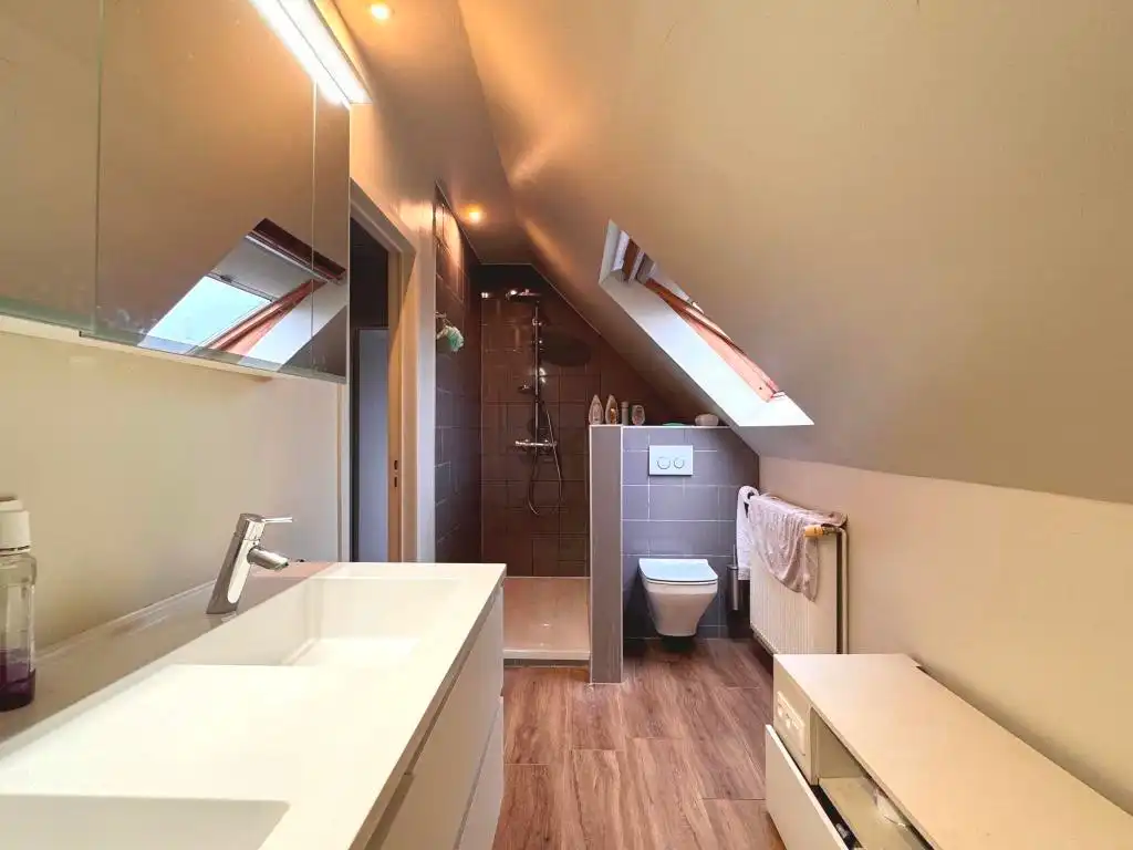 Instapklare en charmante alleenstaande woning met aangelegde tuin is gelegen in een rustige verkaveling. foto 12