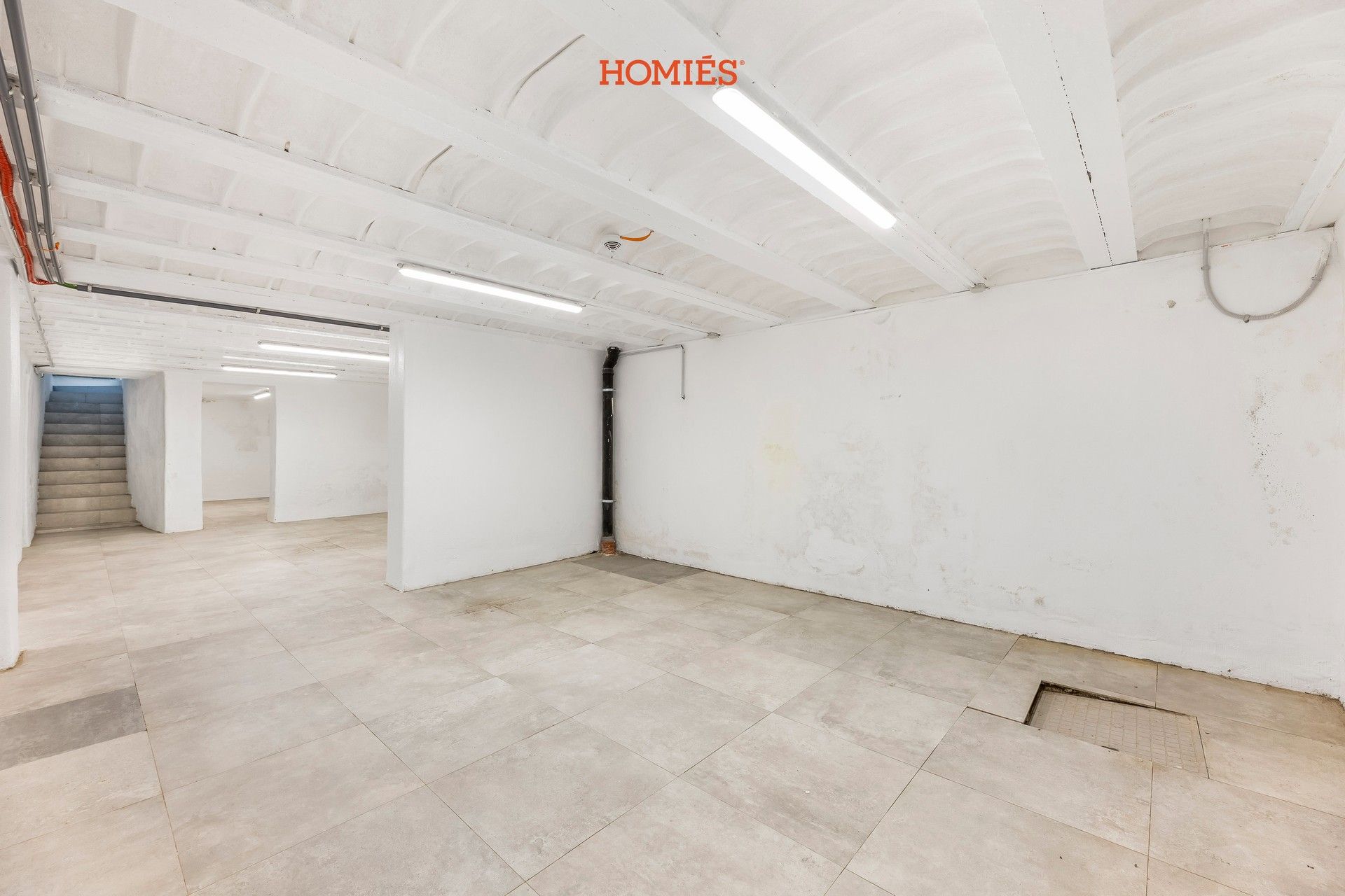 Ruime handelsruimte op toplocatie foto 13