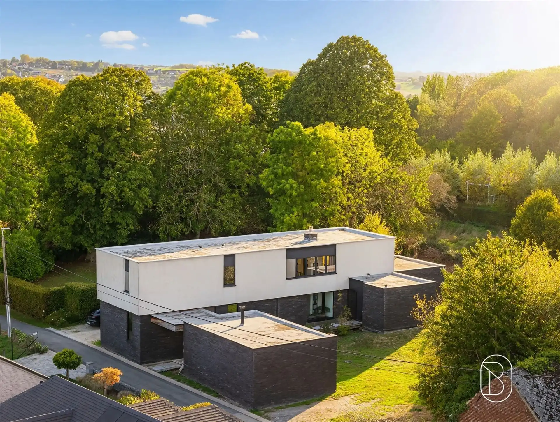 Ruime moderne villa met 6 slpk & prachtige tuin op 2200M2 foto {{pictureIndex}}