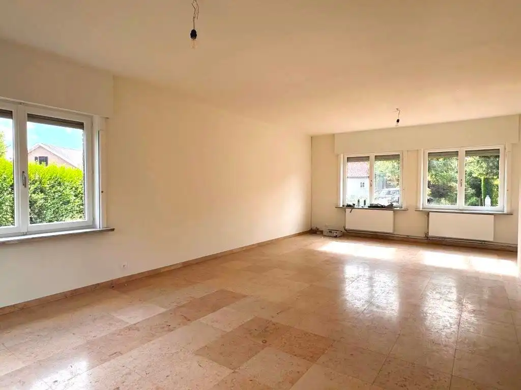 Deze rustig gelegen, alleenstaande woning onderging een grondige renovatie en werd uitgerust met zonnepanelen, vernieuwde beglazing, nieuwe radiatoren, een vernieuwde badkamer en aangelegde oprit. foto 4