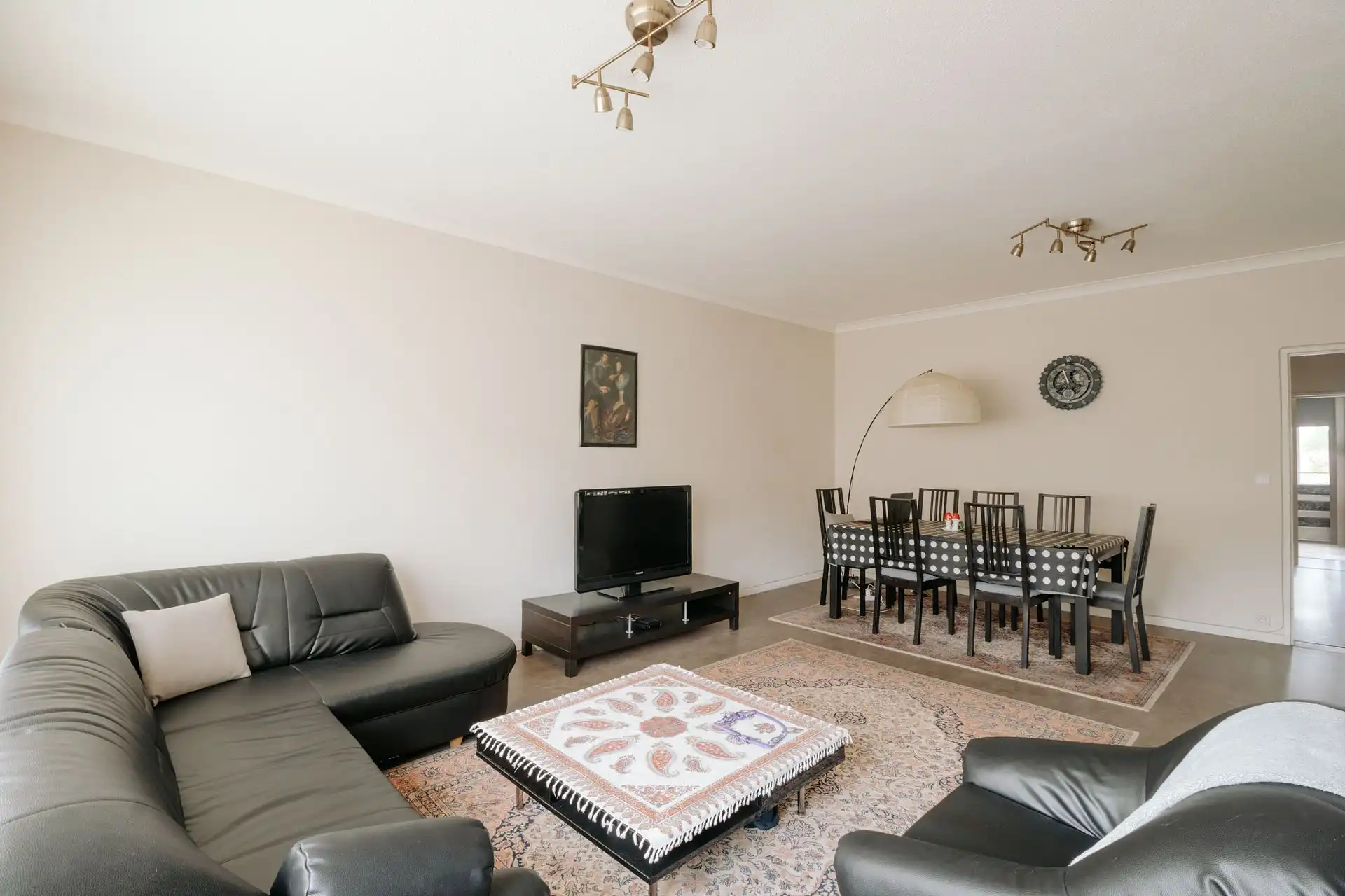 Lichtrijk 2‑slpk appartement met twee terrassen in Wilrijk! foto 3