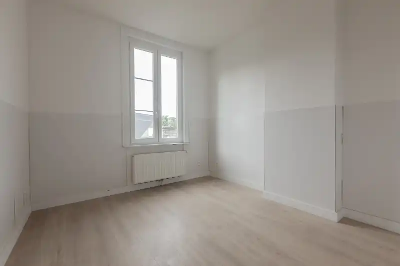 Instapklare, centraal gelegen woning met 3 slaapkamers en gezellig tuinterras (elektriciteit GOEDGEKEURD, EPC- label B, zonneboiler, airco...)... foto 9