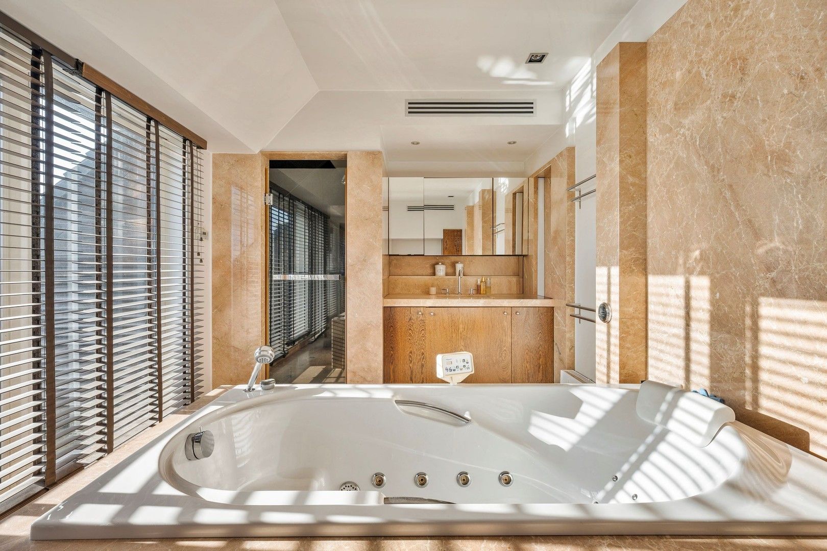 Gebouw waar het gezellige restaurant "De Vondel" is ondergebracht met woonst en voldoende parking op eigen terrein foto 24