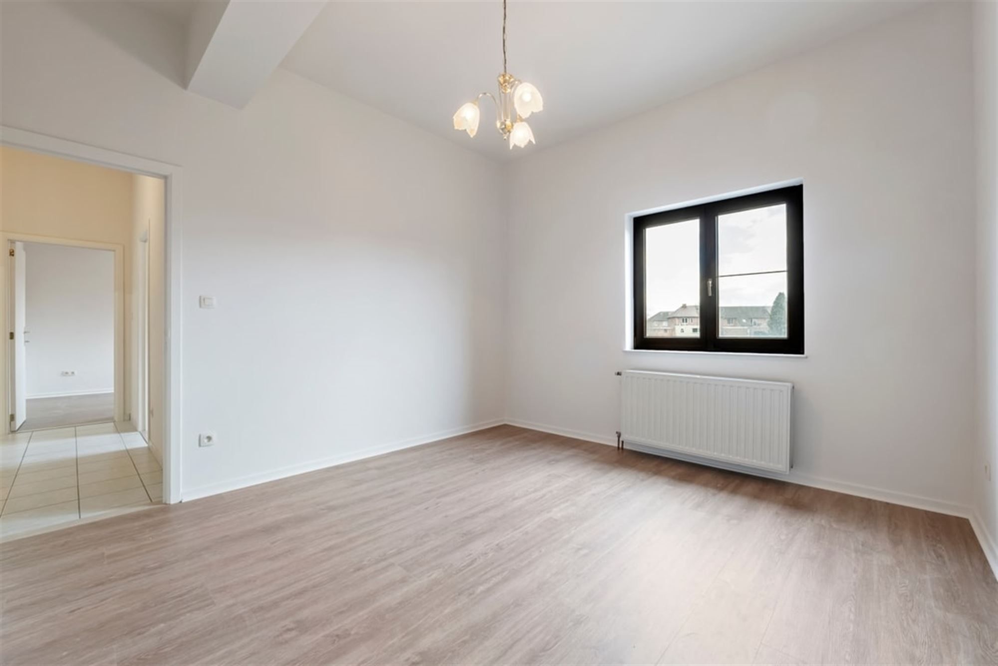 RUIM GELIJKVLOERS APPARTEMENT MET 3 SLKS EN EEN STAANPLAATS OP WANDELAFSTAND VAN HET CENTRUM VAN SINT-TRUIDEN  foto 21