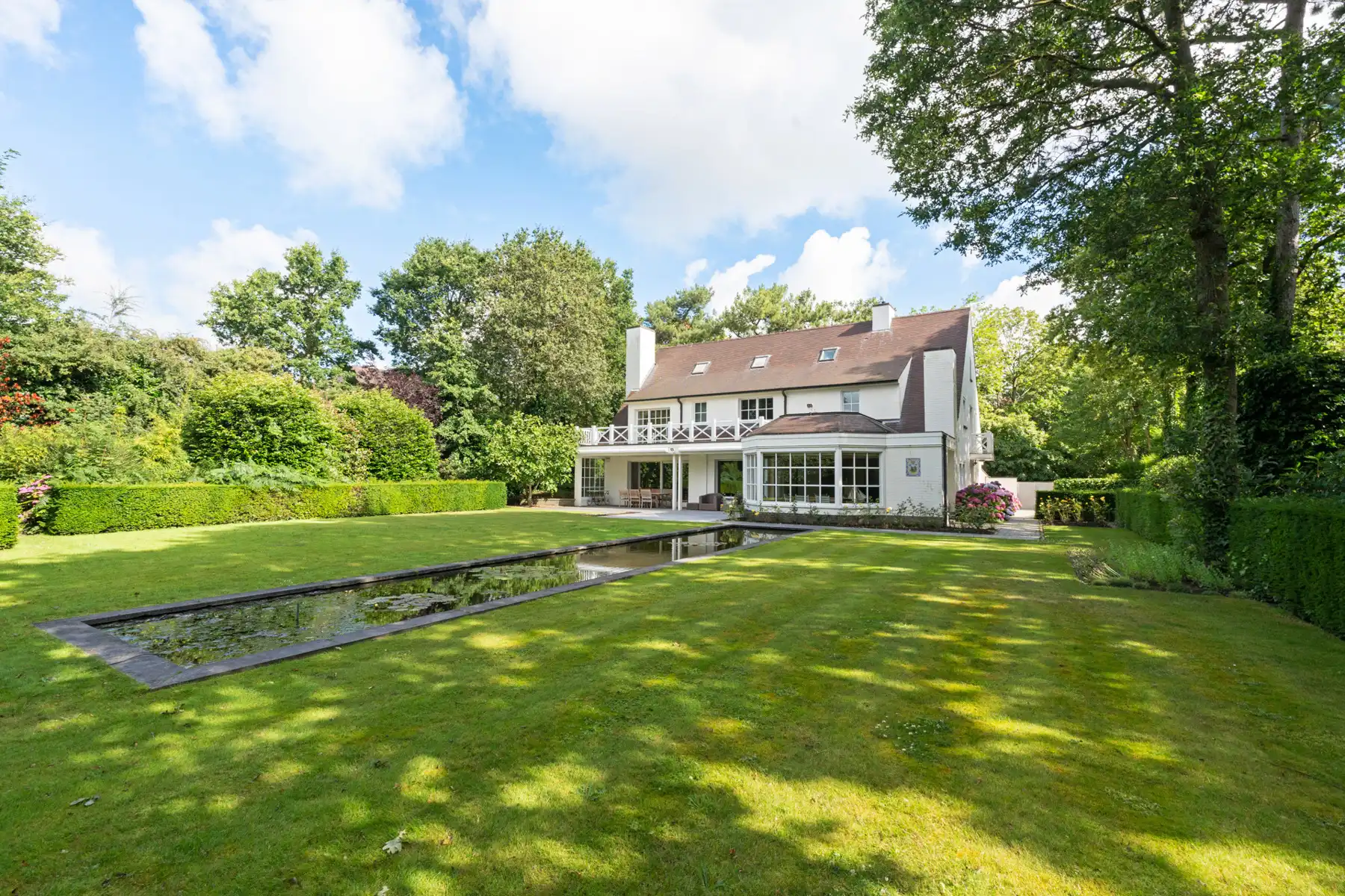 Ruime villa rustig gelegen nabij de Royal Zoute Golf Club foto {{pictureIndex}}