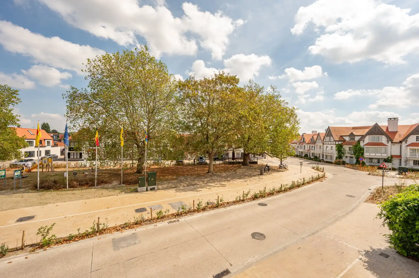 Recente woning aan het karaktervolle Oosthoekplein. foto 2