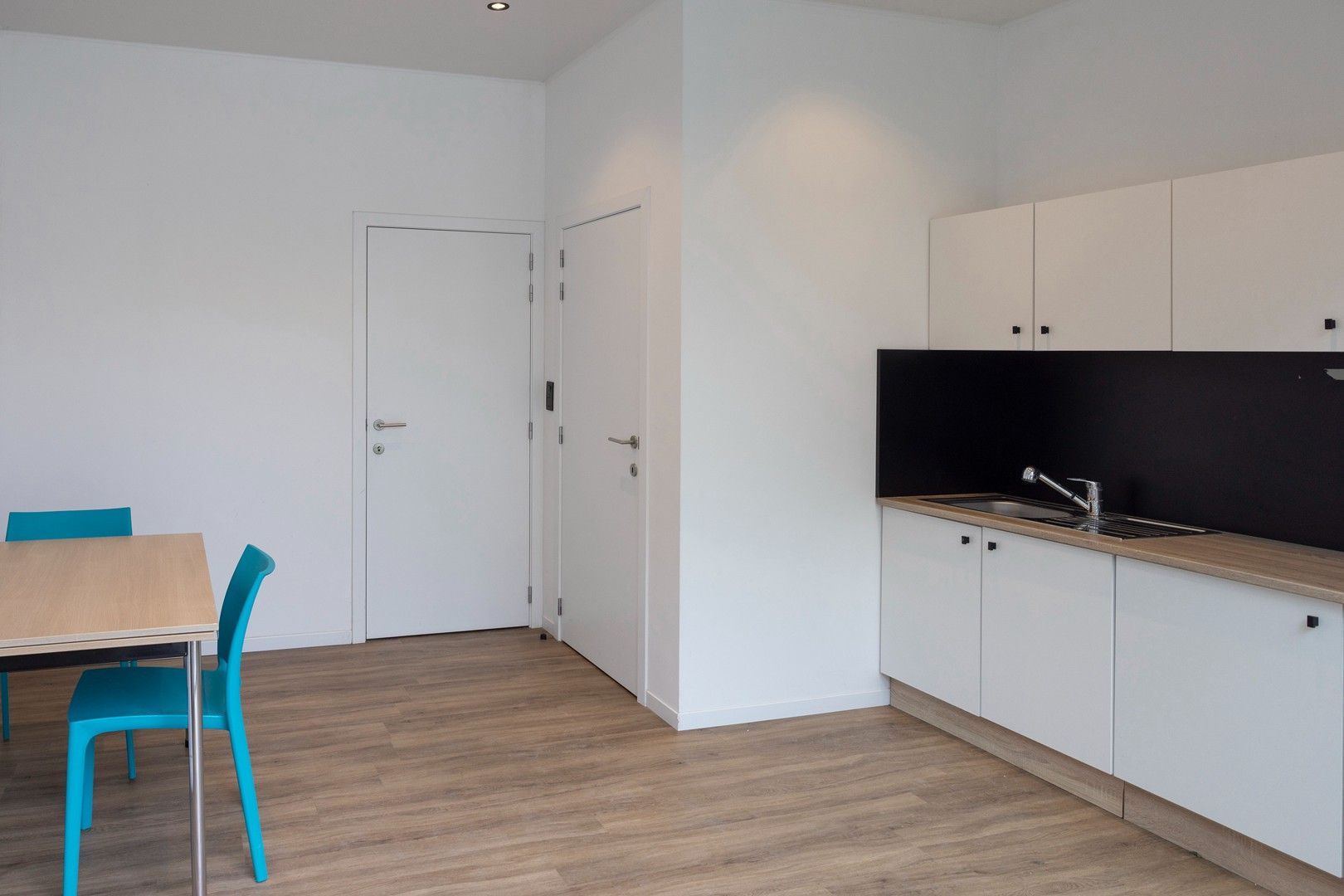 Meergezinswoning met handels/woongelijkvloers en twee extra appartementen centraal Meulebeke. foto 4