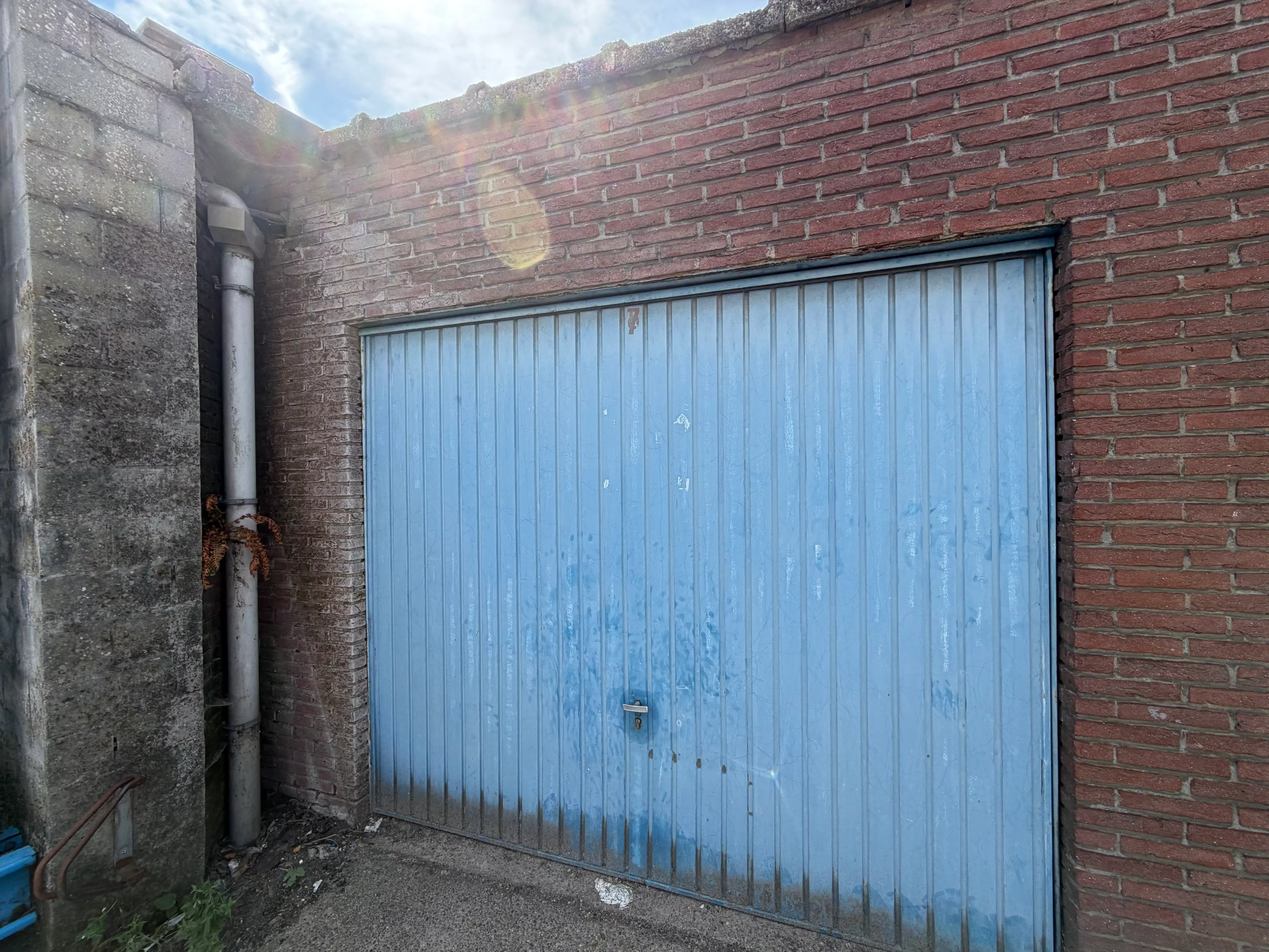 Garagebox 7 te huur in Benninsbrugstraat 22-32 te Wondelem. foto {{pictureIndex}}