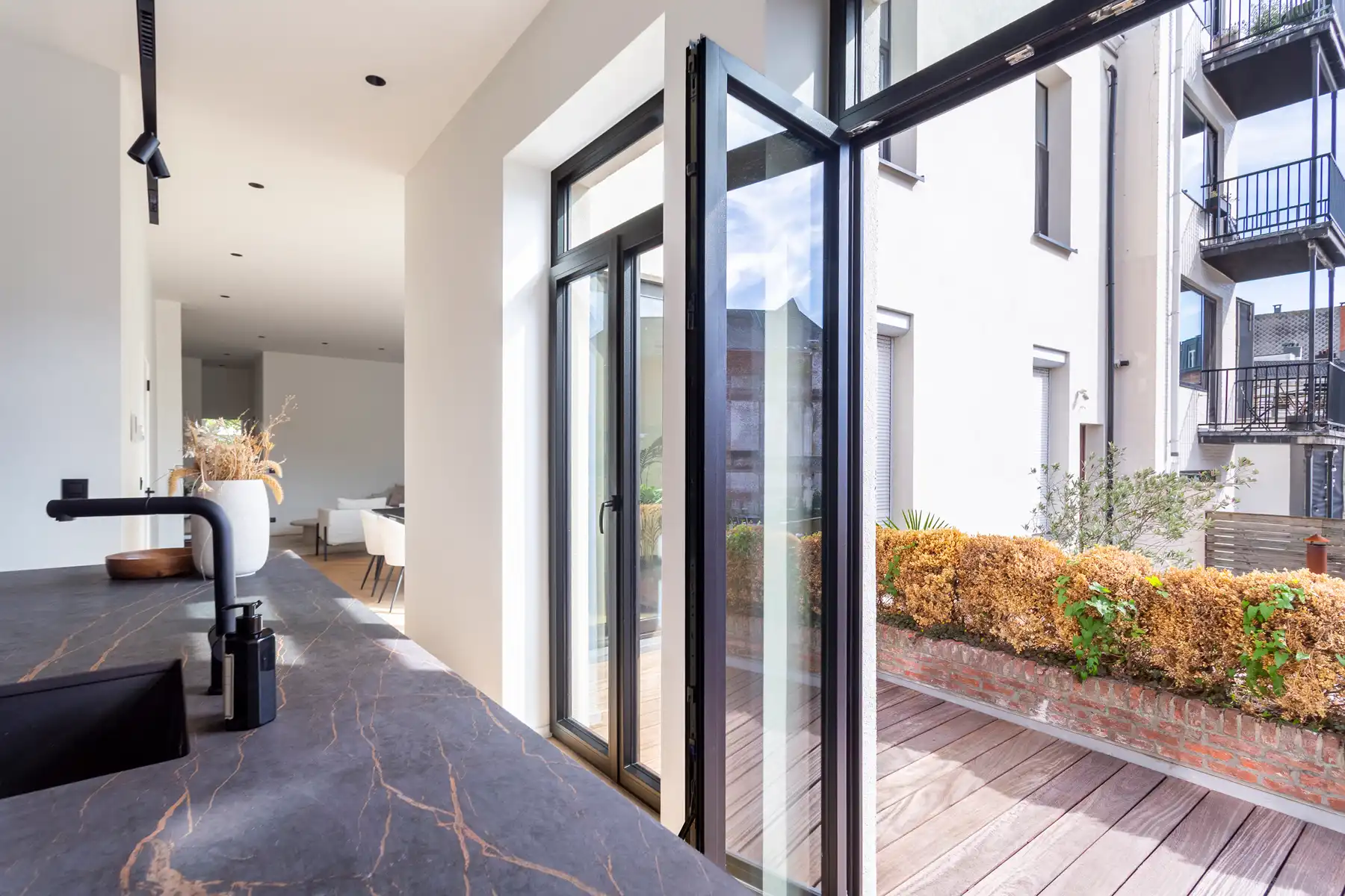 Totaalrenovatie 2 slaapkamers en toffe buitenruimte foto 3