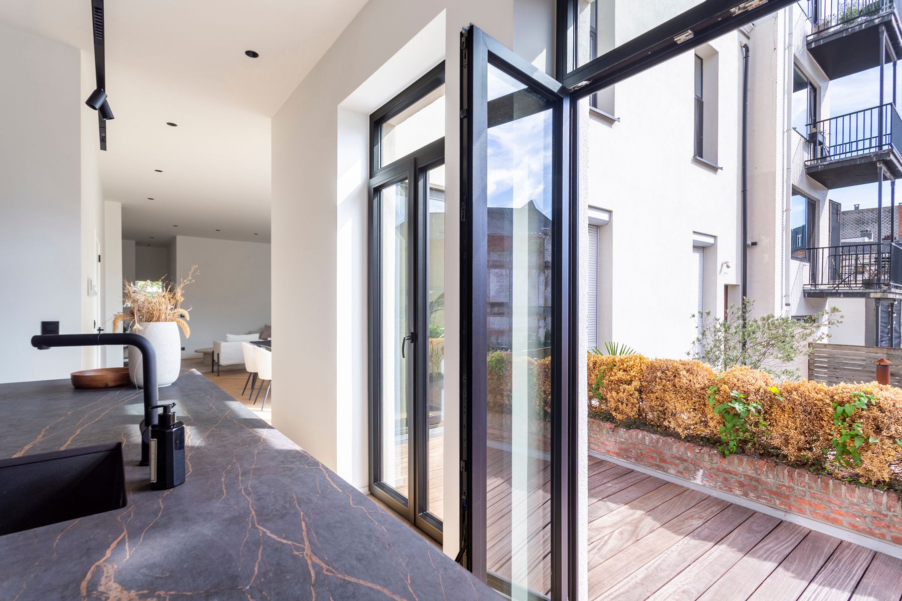 Totaalrenovatie 2 slaapkamers en toffe buitenruimte foto 3