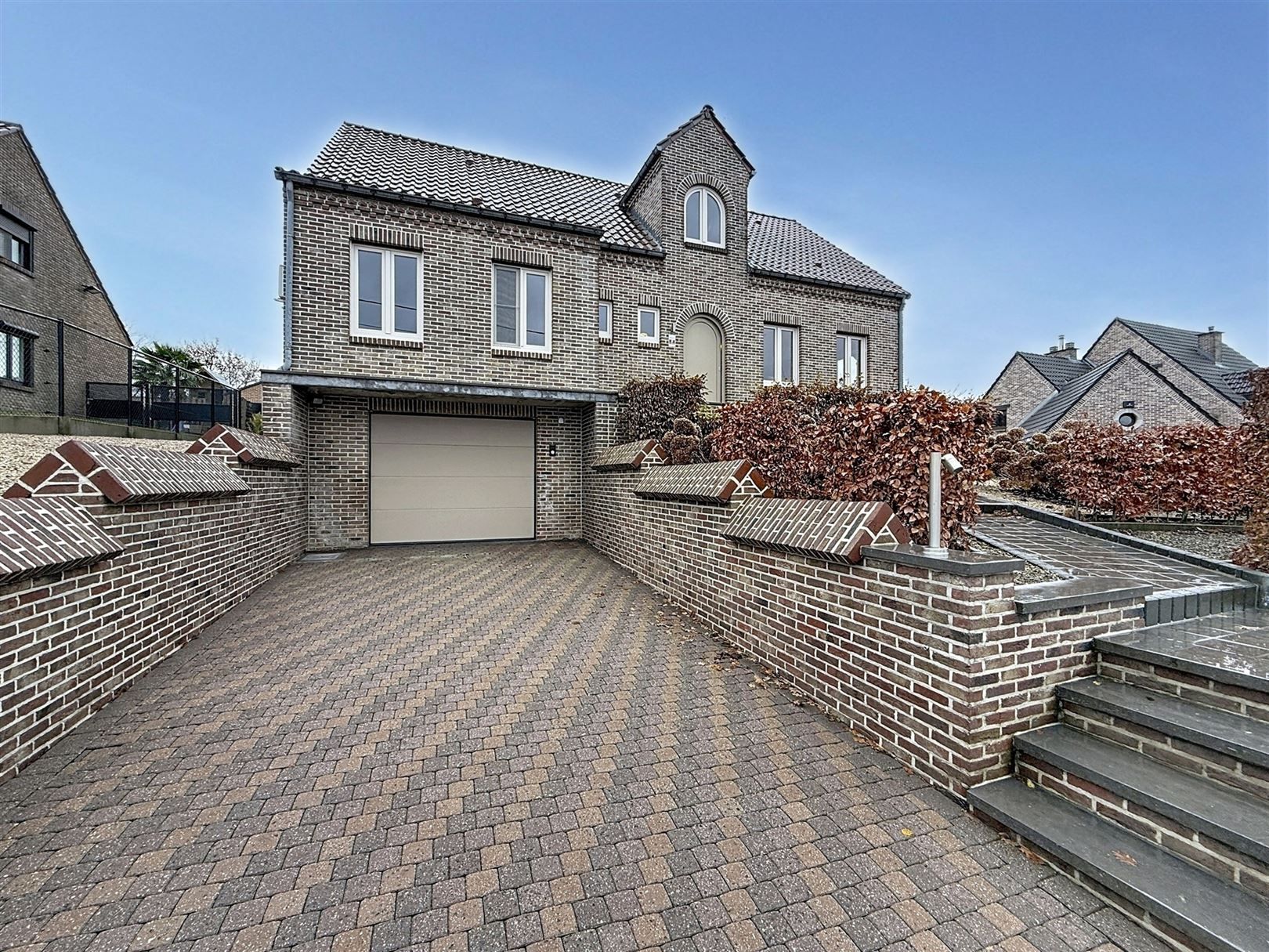 Ruime open bebouwing met 4 slpks, veranda, tuin, garage, 8a  foto {{pictureIndex}}