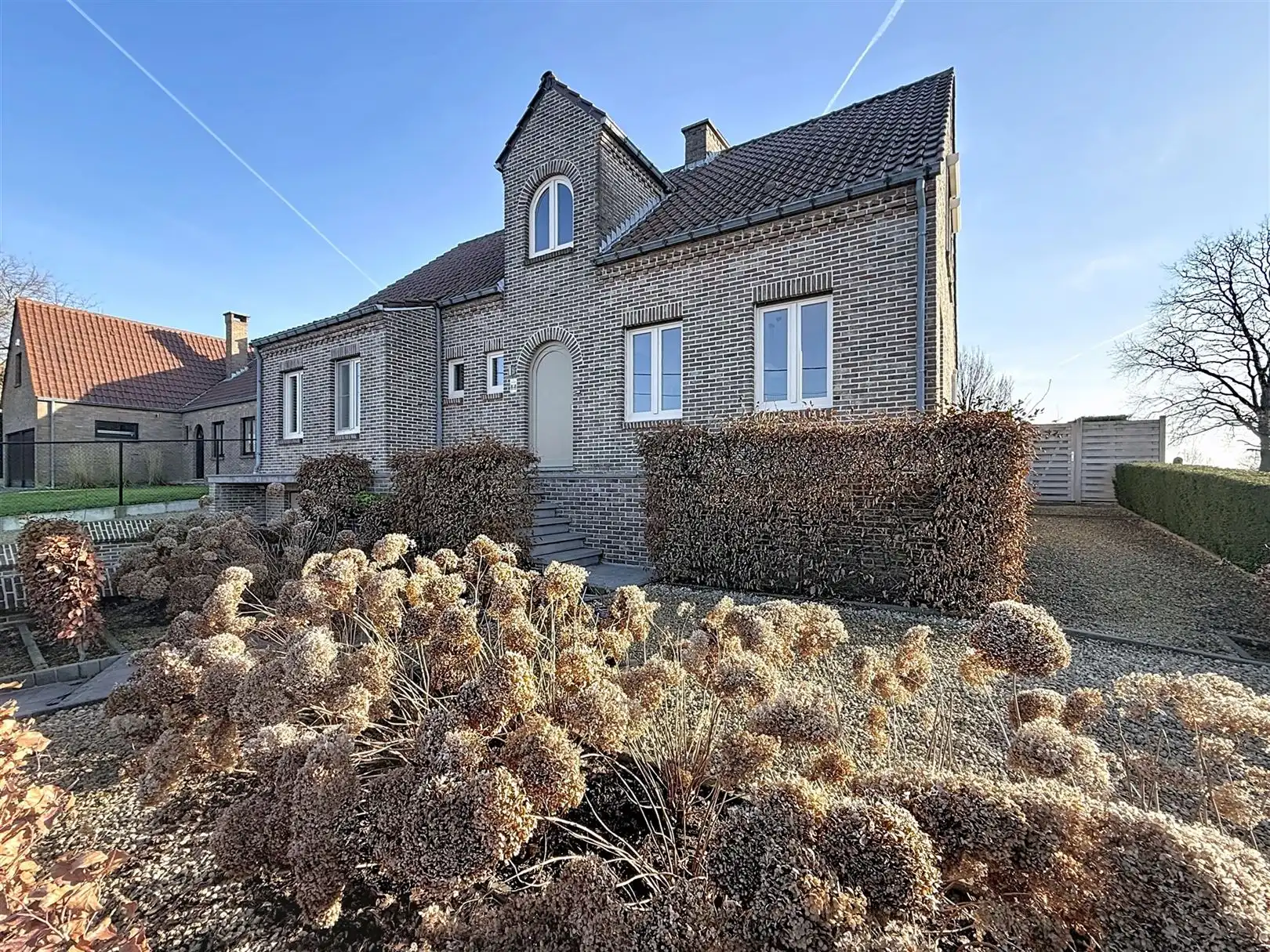 Ruime open bebouwing met 4 slpks, veranda, tuin, garage, 8a  foto {{pictureIndex}}