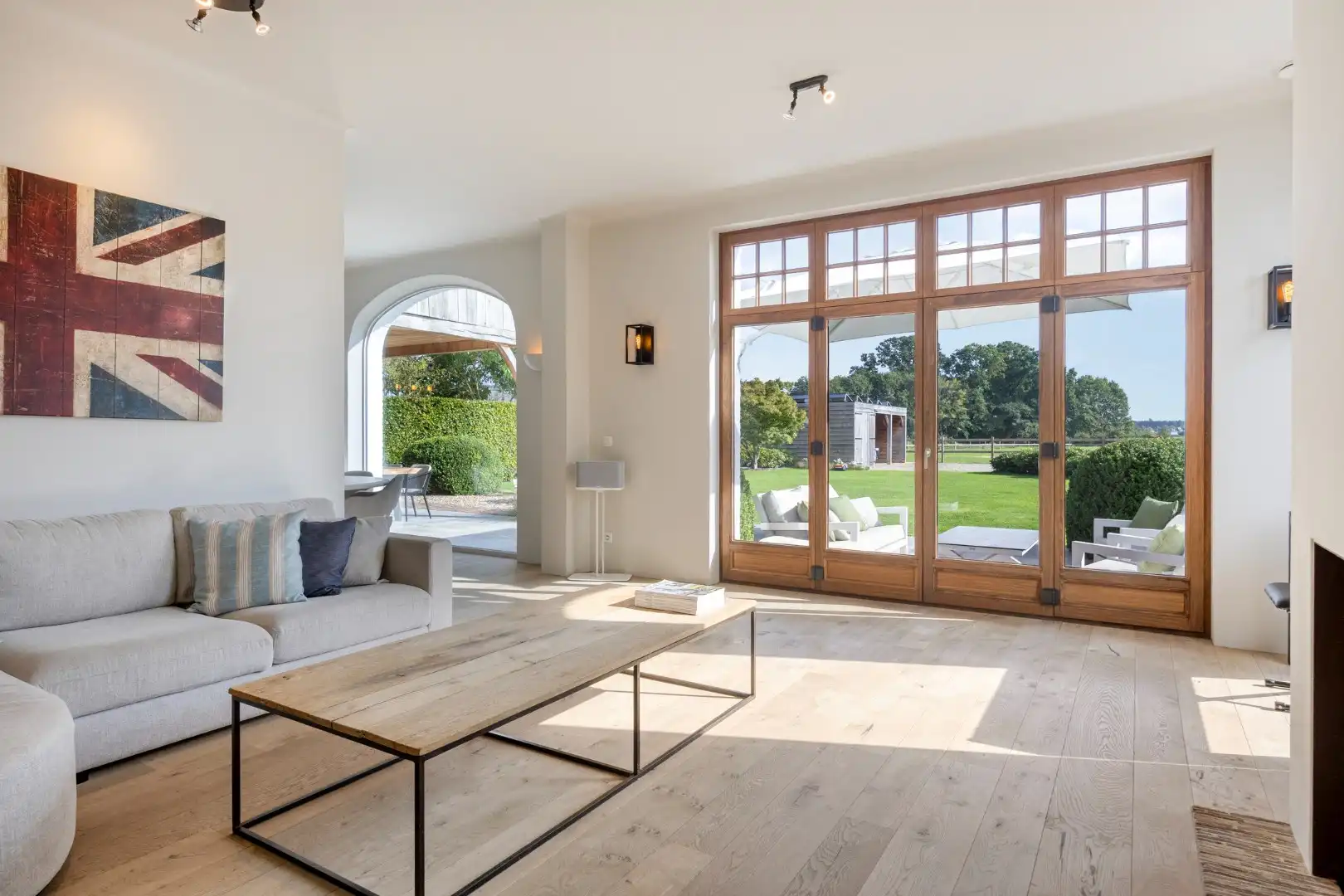 Prachtig afgewerkte villa met 4 slpks en 2 badkamers , landelijk gelegen op 1.080 m² ! foto 4