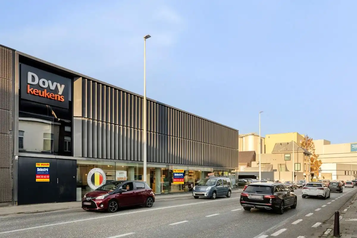 HIGH-END COMMERCIEEL GEBOUW OP BAANLOCATIE MET RUIME PRIVE PARKING foto 2